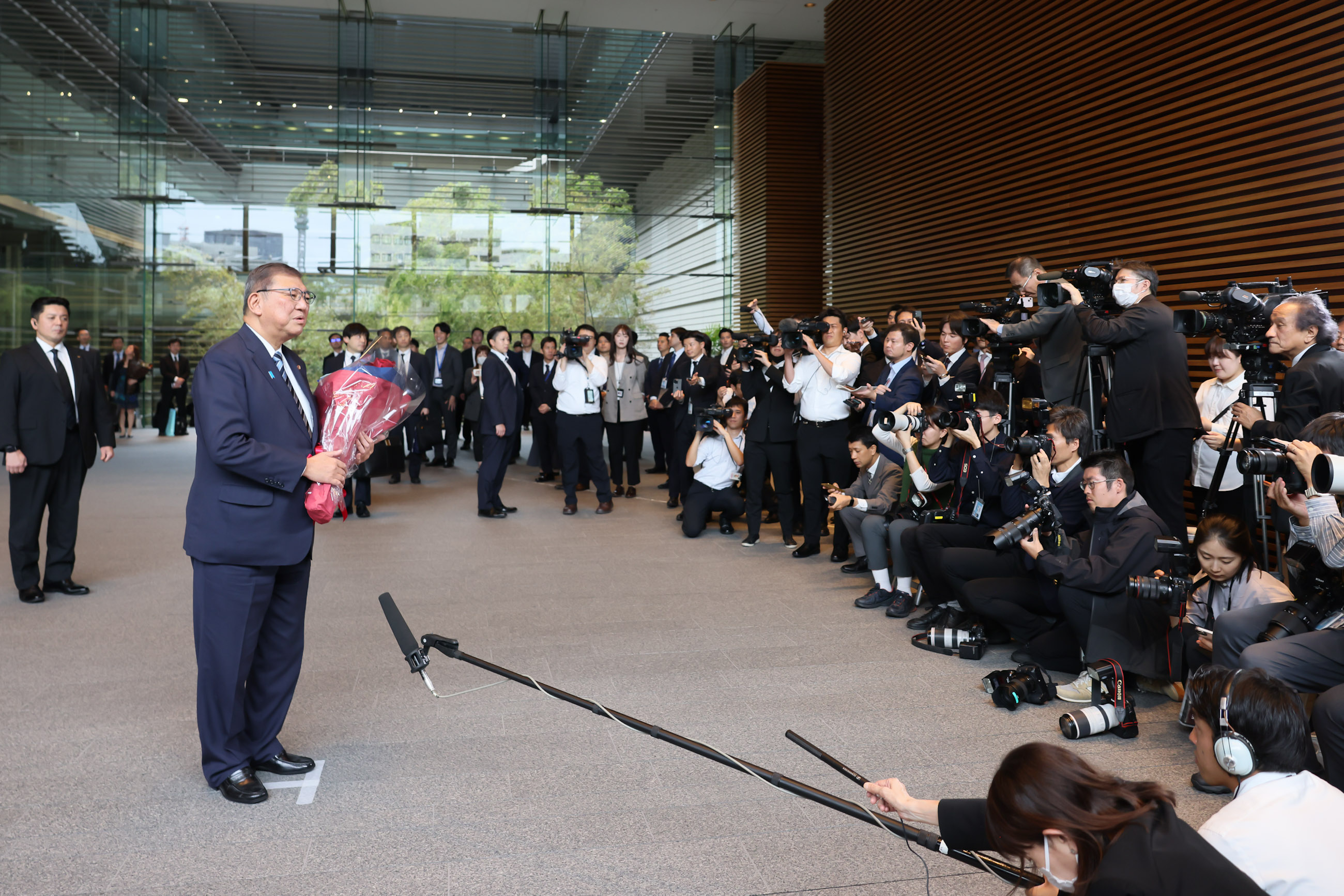 Prime Minister Ishiba receiving flowers (7)