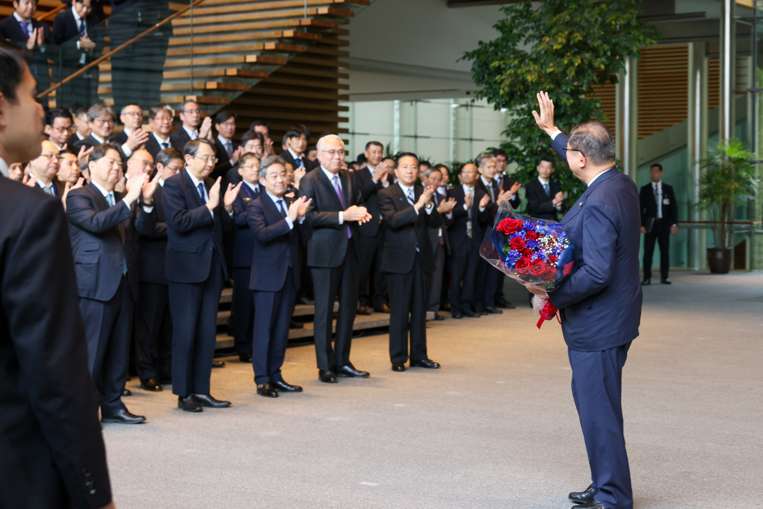 Prime Minister Ishiba receiving flowers (8)