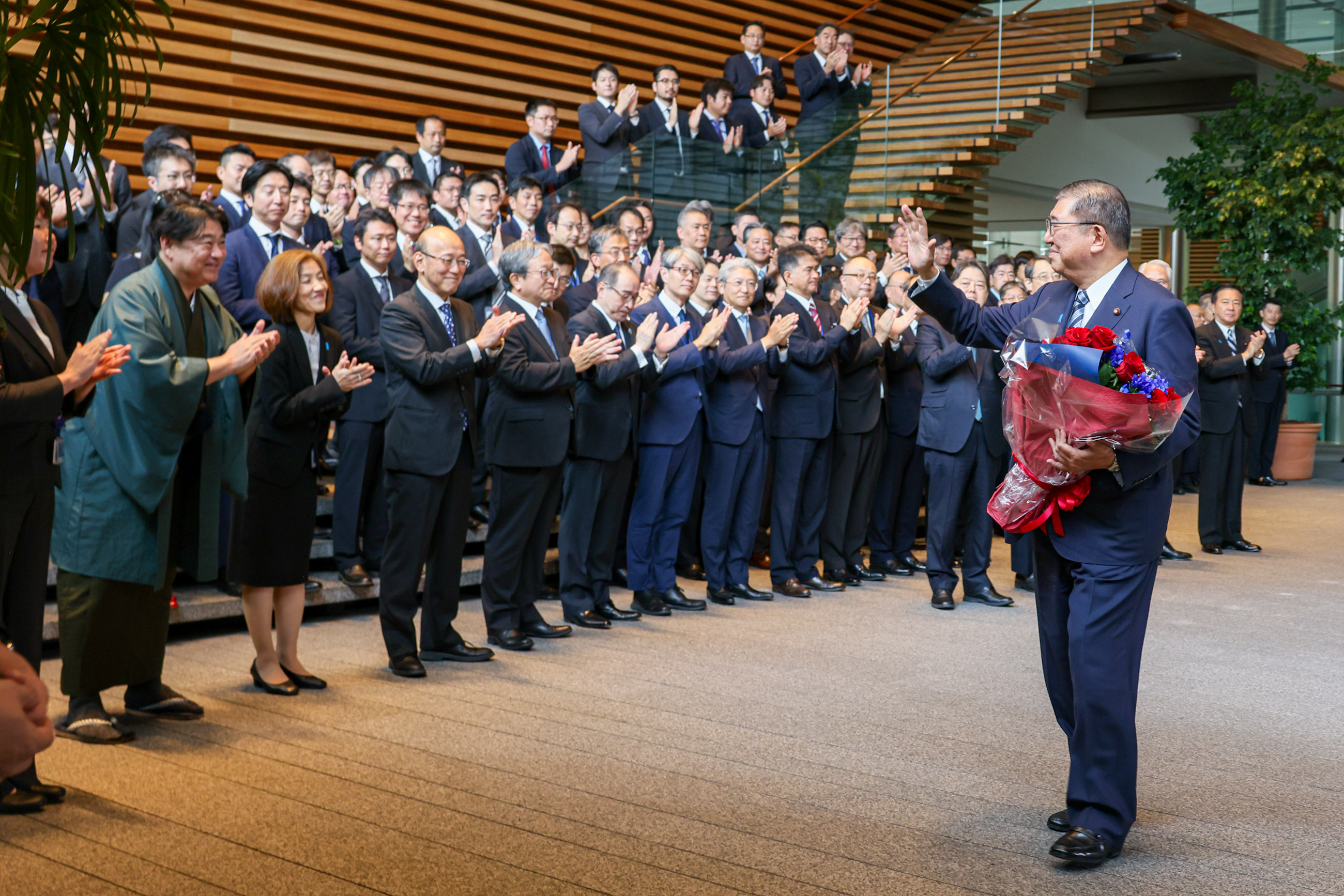 Prime Minister Ishiba receiving flowers (9)