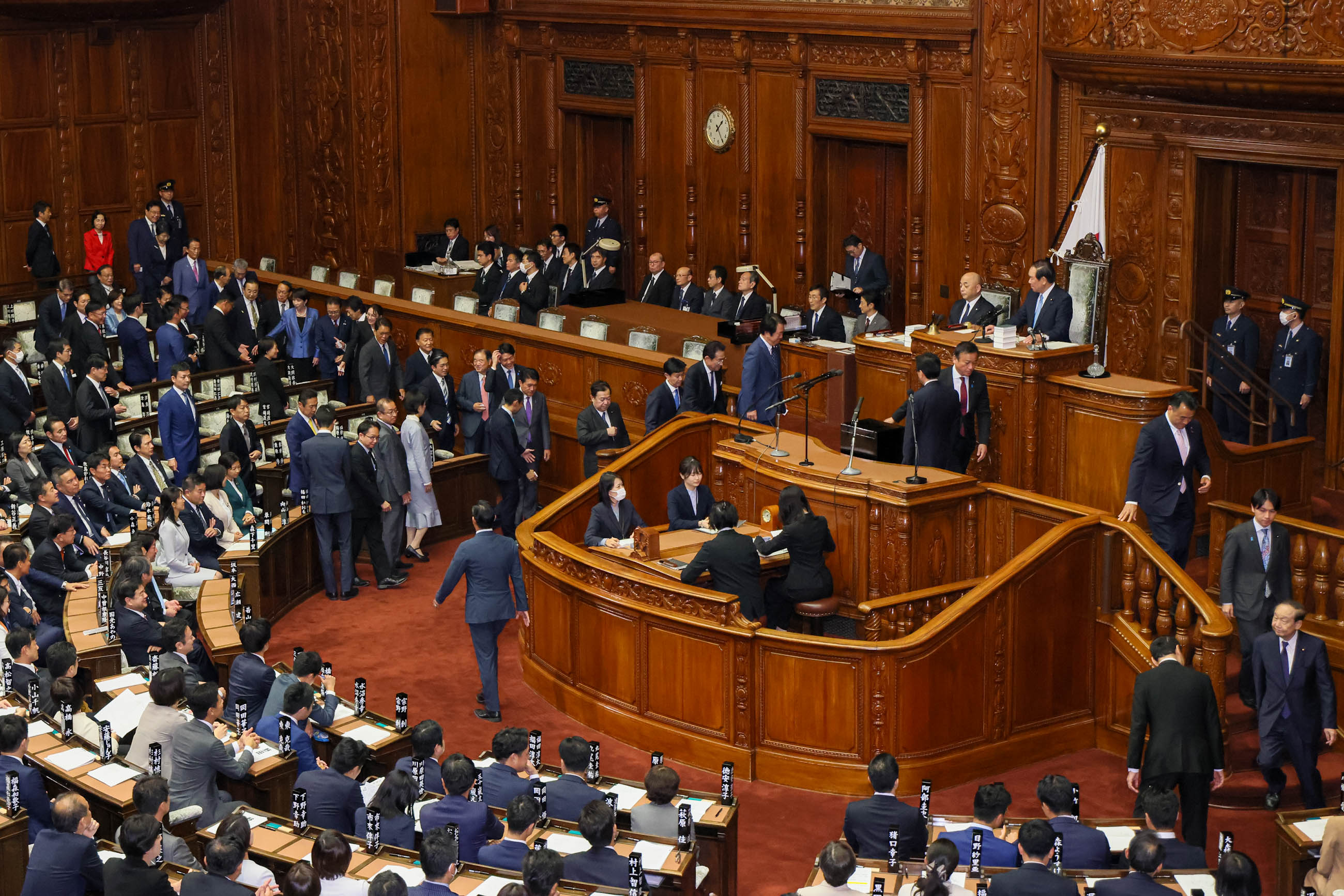 Ms. Takaichi voting to designate the Prime Minister (1)