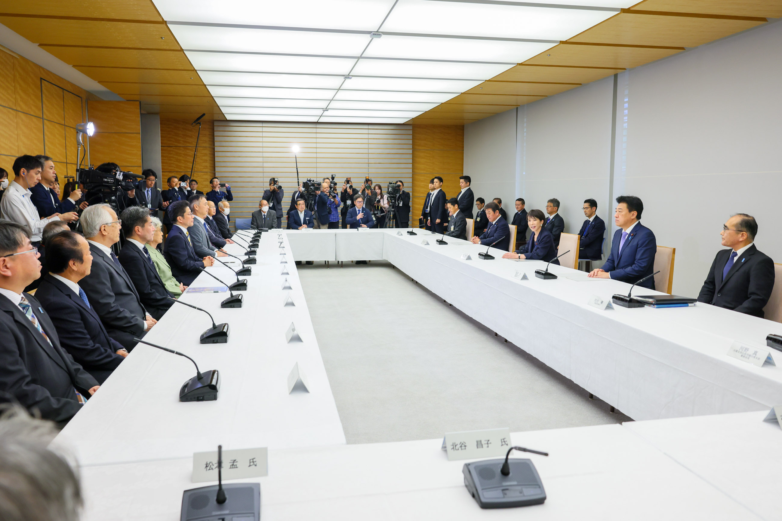 Prime Minister Takaichi holding a meeting with families of abductees and others (2)