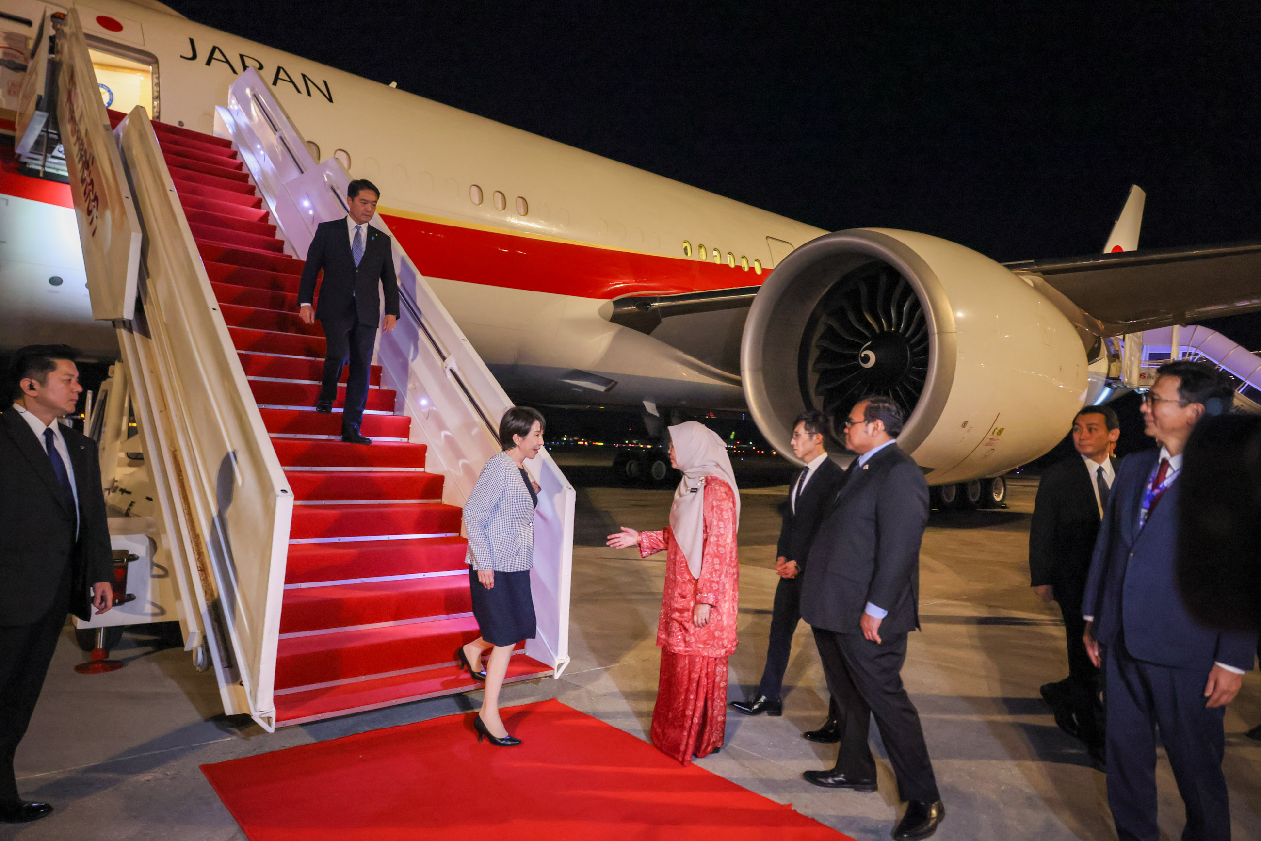 Prime Minister Takaichi arriving in Kuala Lumpur (3)