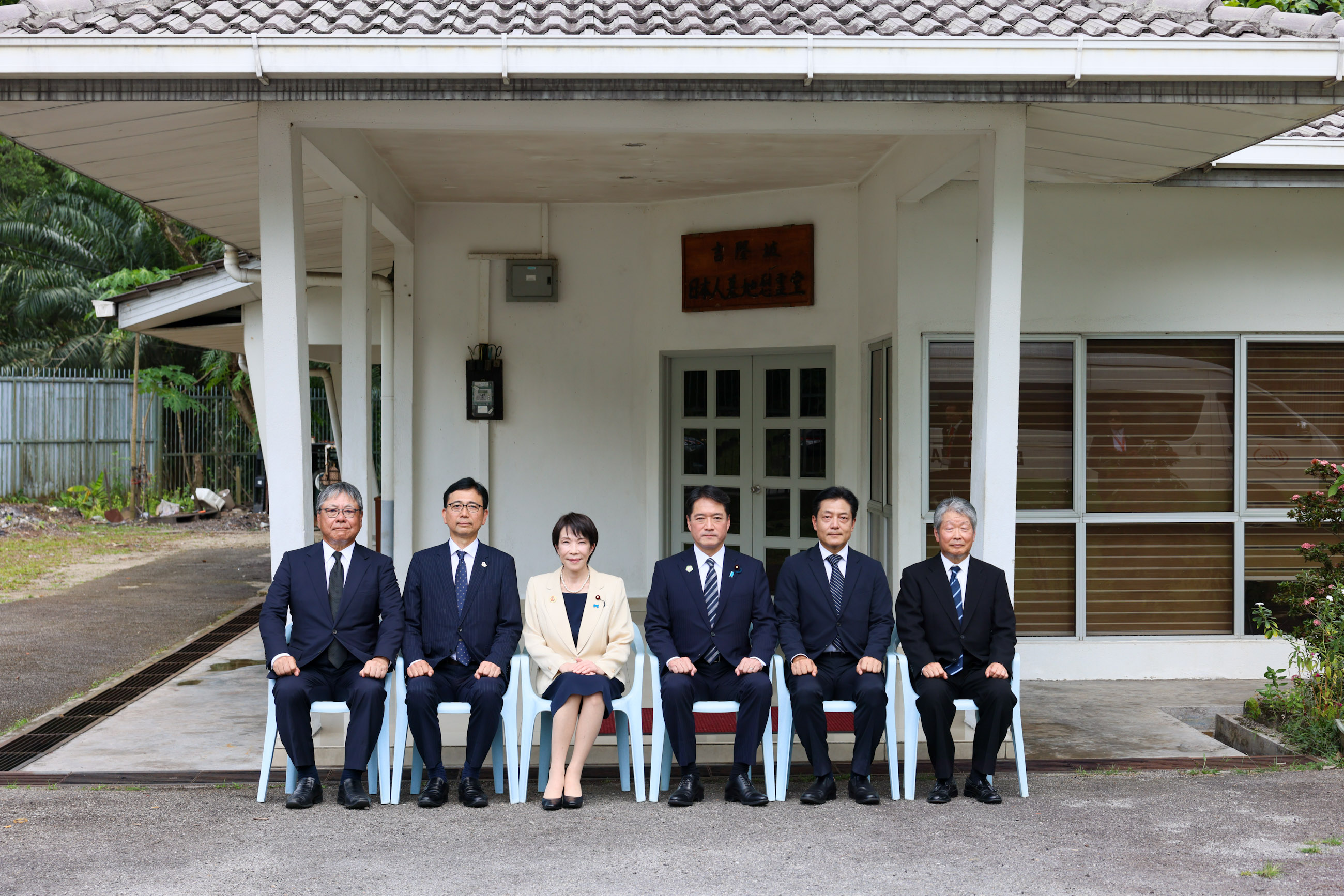 Prime Minister Takaichi offering flowers at the Japanese Cemetery (5)