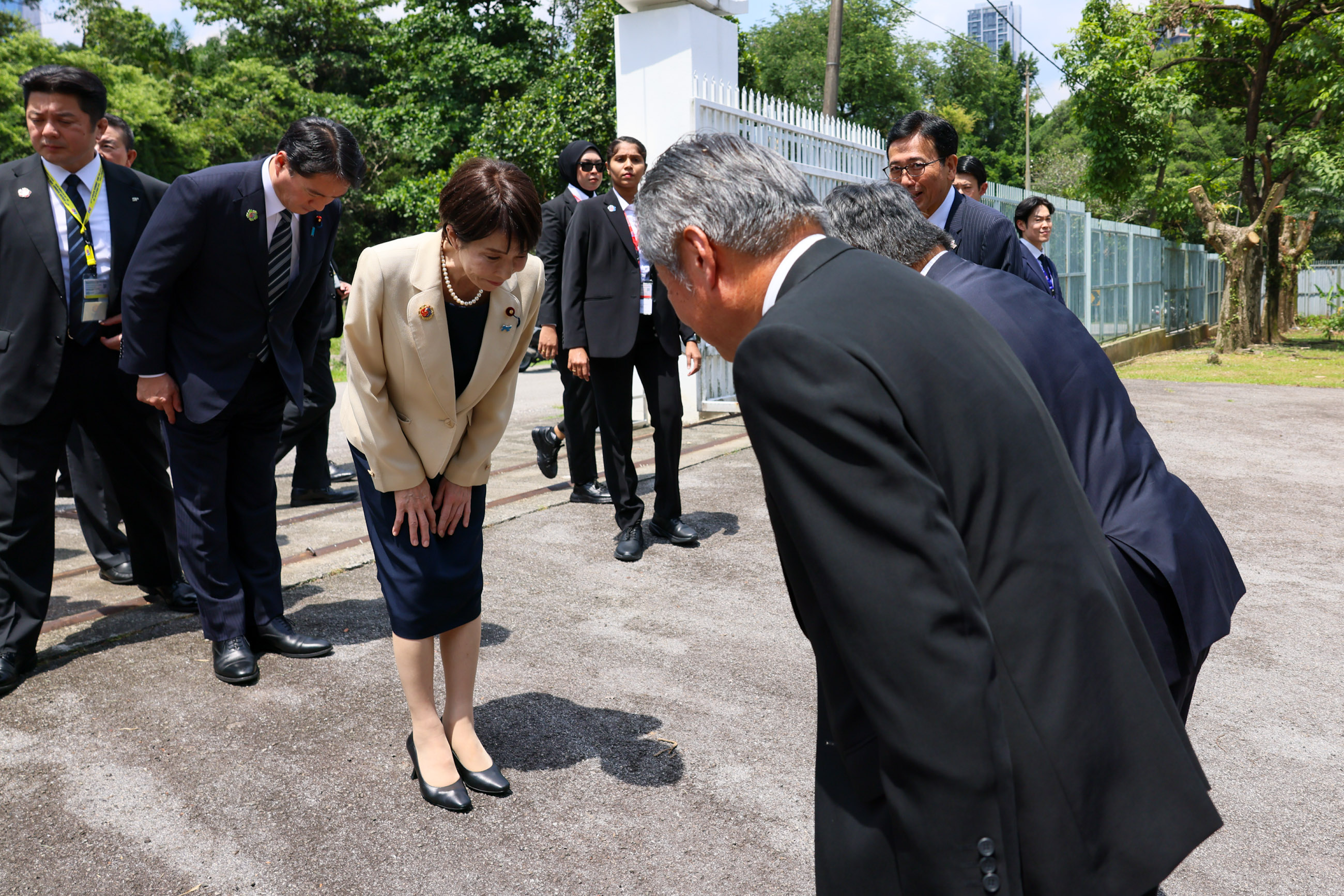 Prime Minister Takaichi offering flowers at the Japanese Cemetery (1)