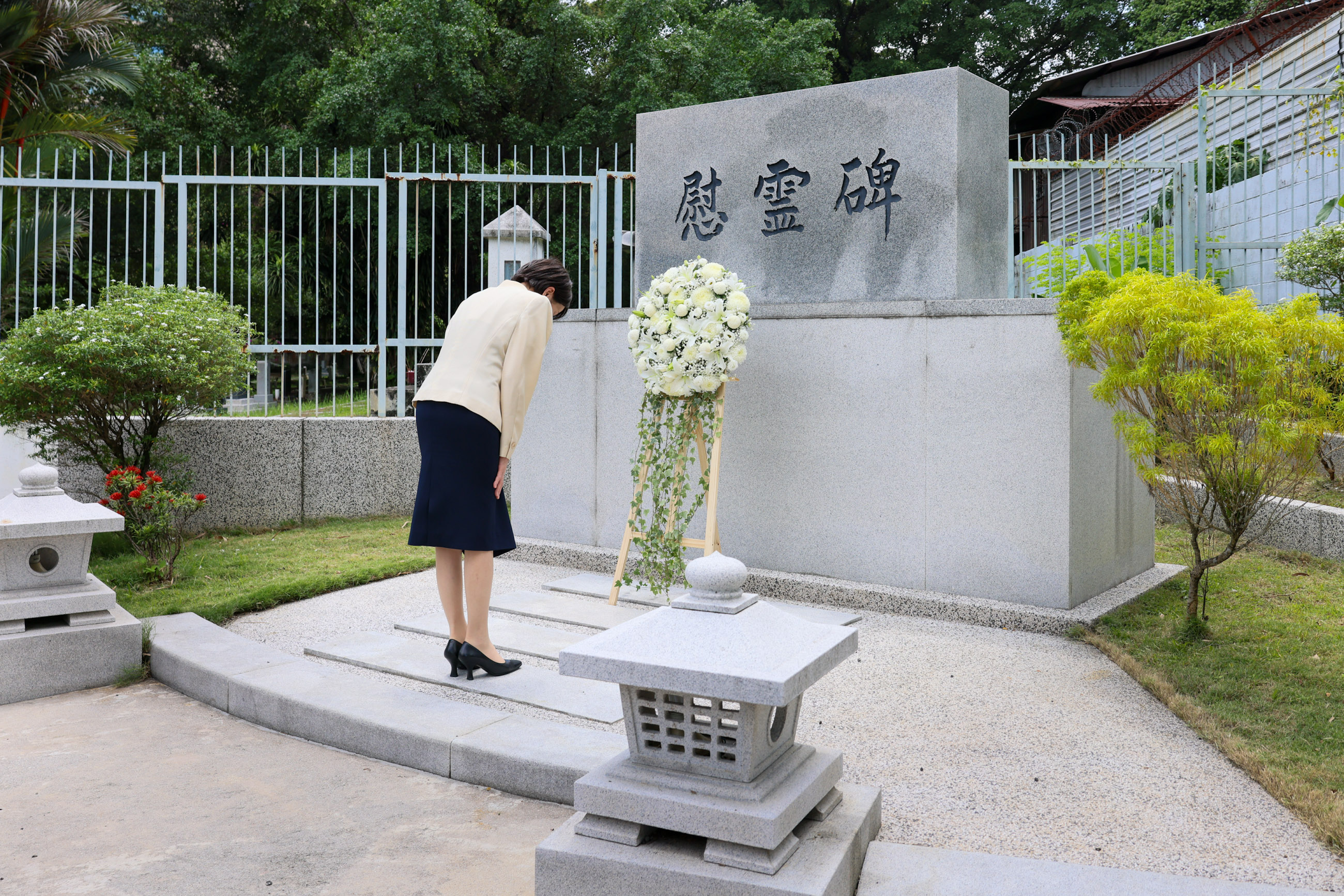 Prime Minister Takaichi offering flowers at the Japanese Cemetery (3)