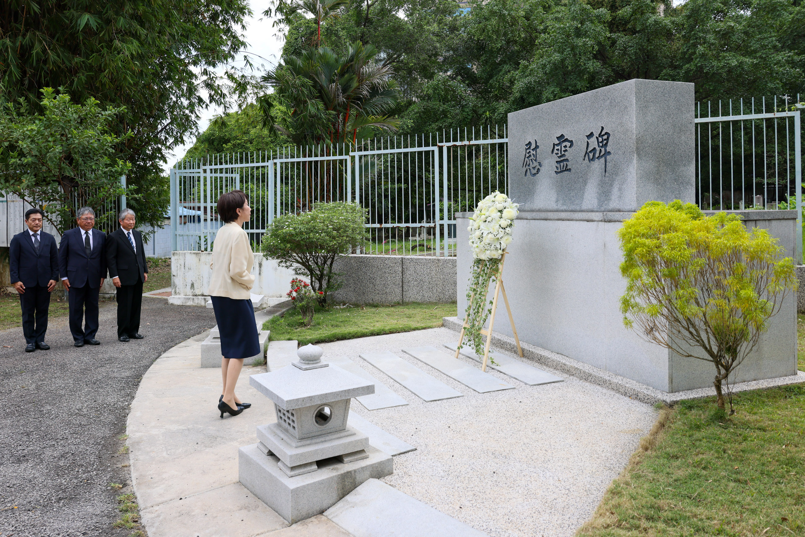Prime Minister Takaichi offering flowers at the Japanese Cemetery (4)