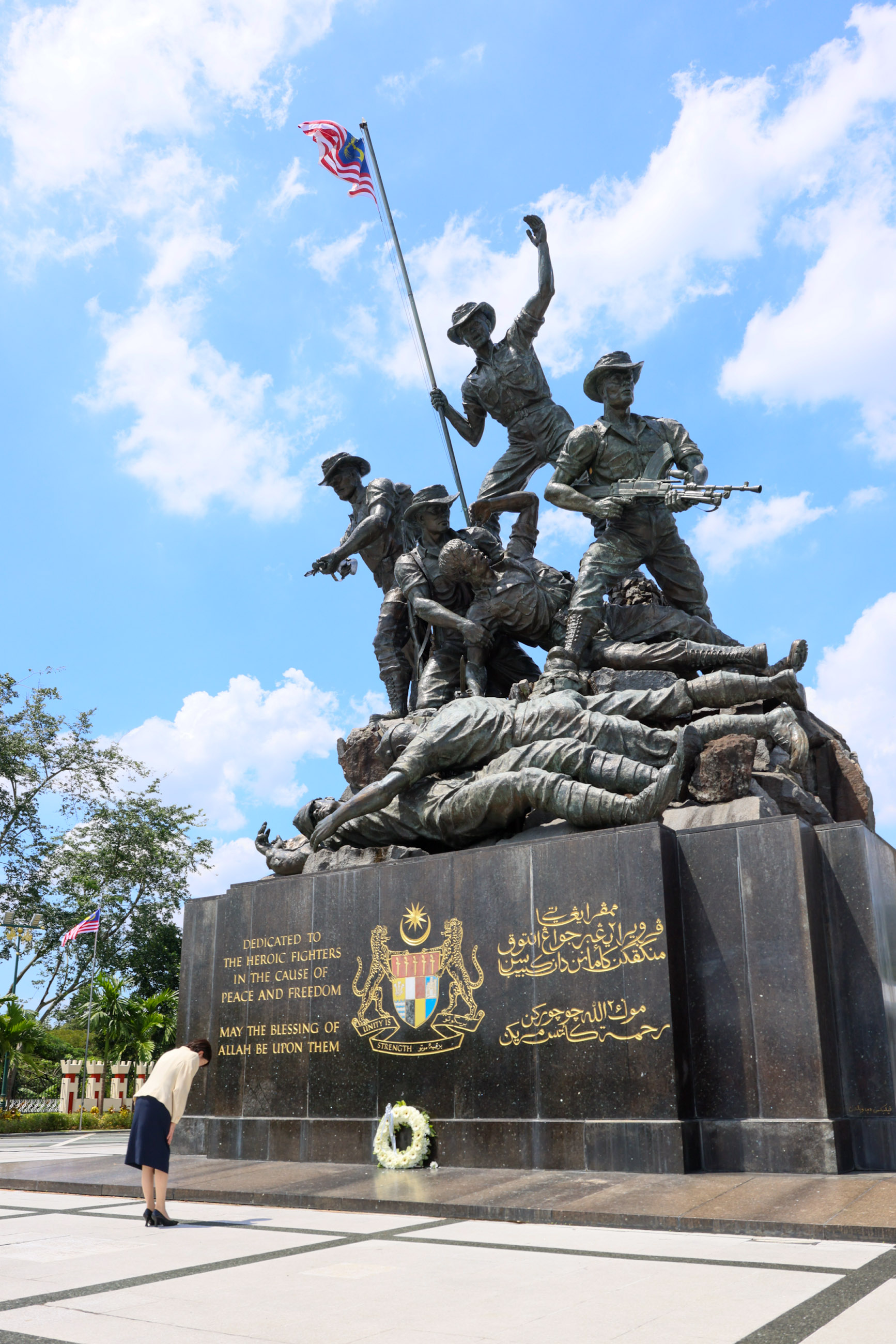 Prime Minister Takaichi offering flowers at the Tugu Negara National Monument (4)