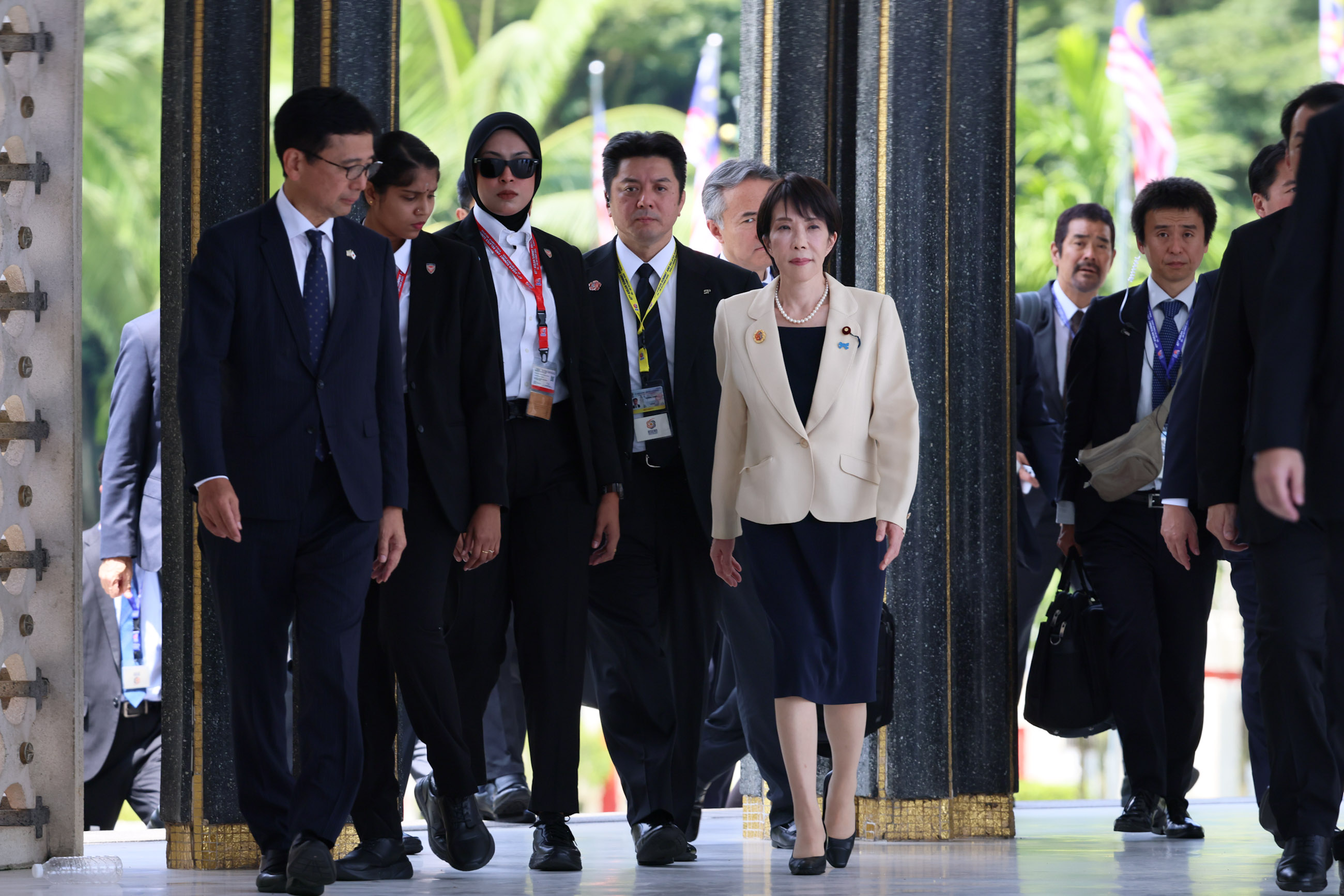 Prime Minister Takaichi offering flowers at the Tugu Negara National Monument (1)