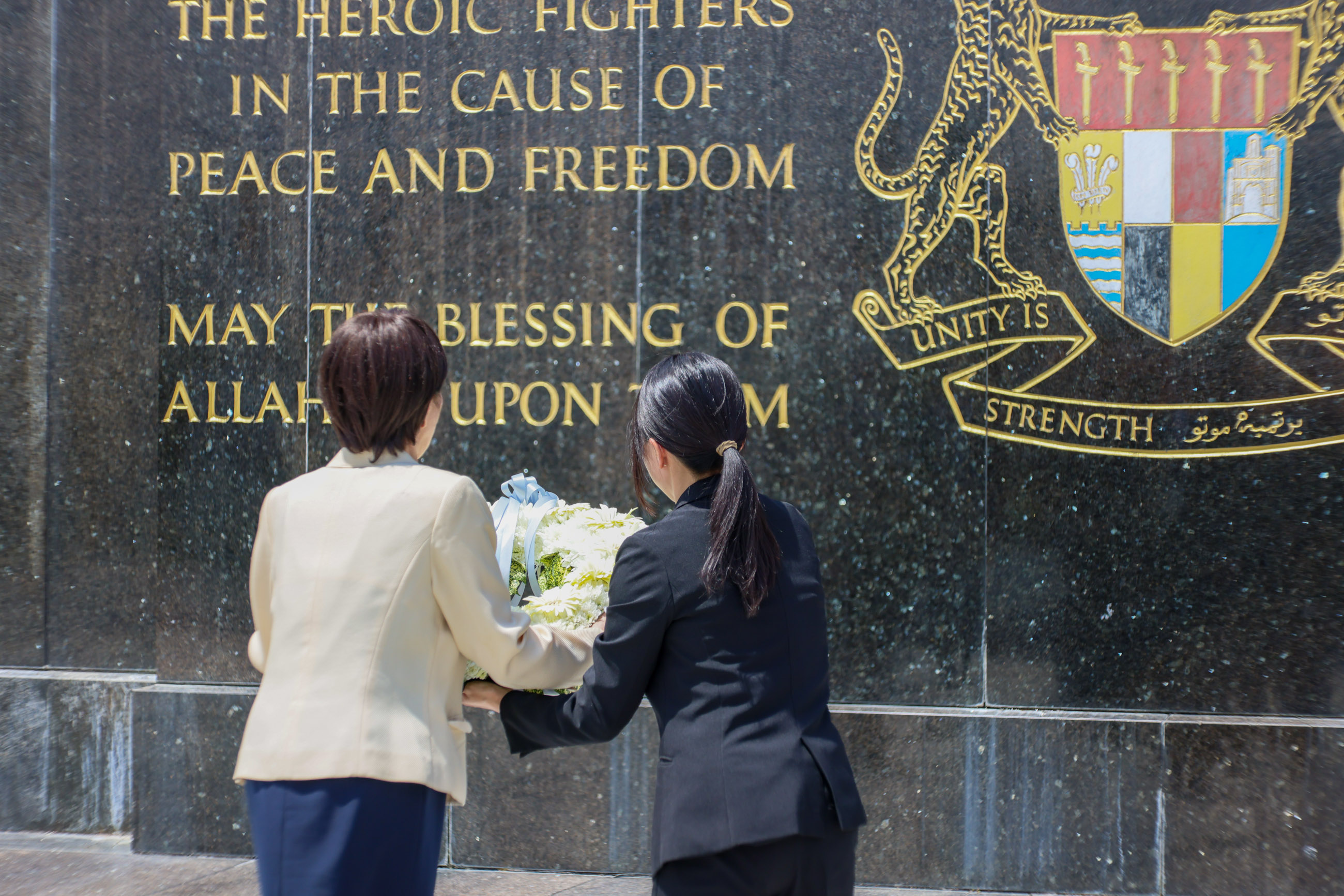 Prime Minister Takaichi offering flowers at the Tugu Negara National Monument (2)