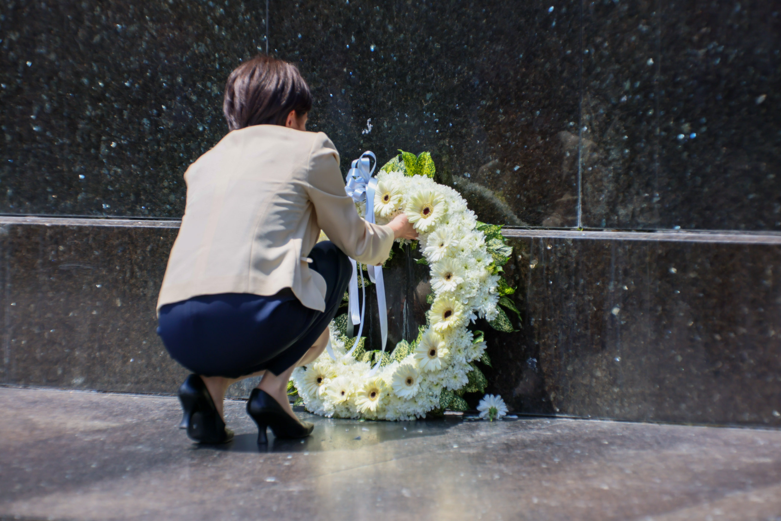Prime Minister Takaichi offering flowers at the Tugu Negara National Monument (3)