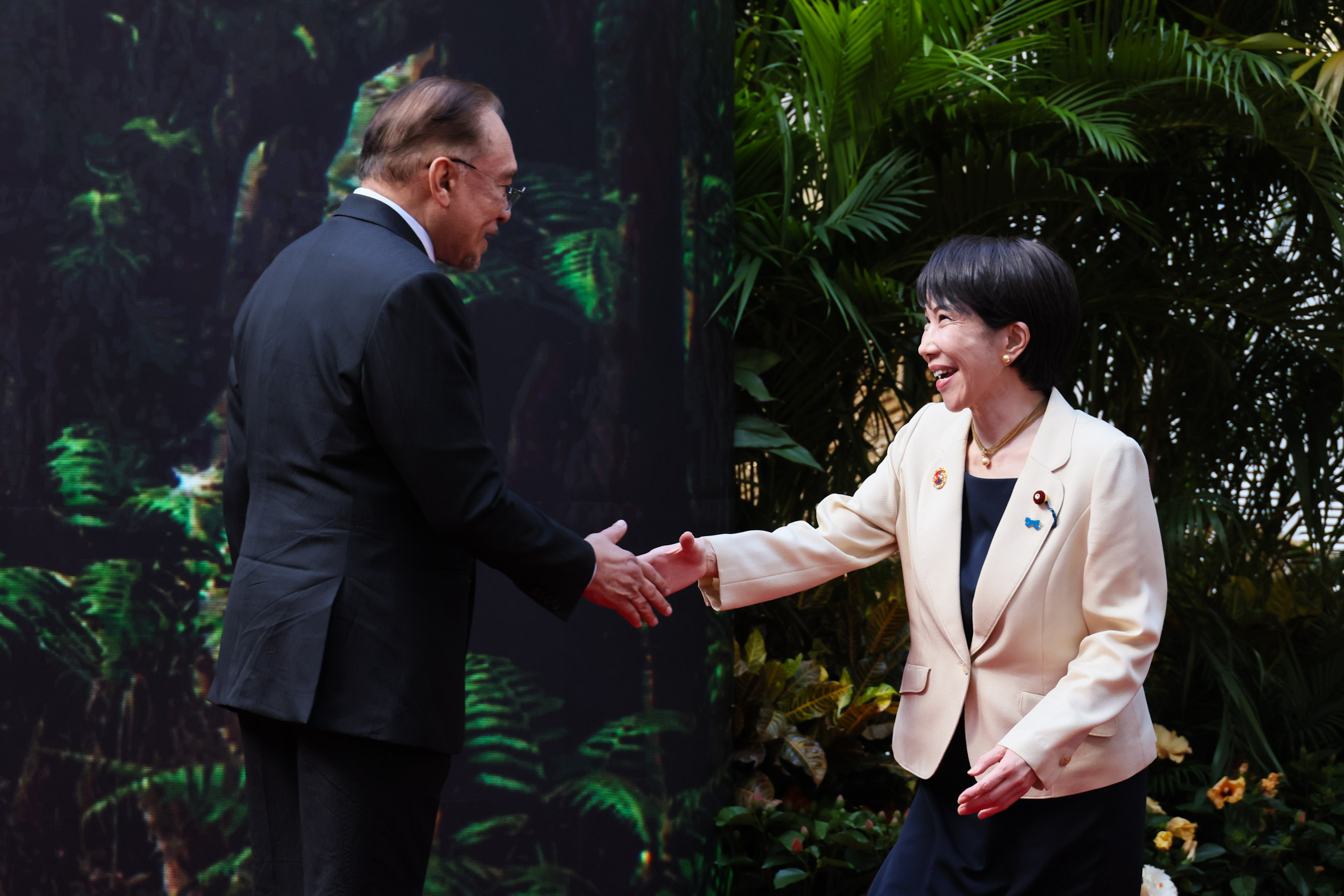 Prime Minister Takaichi being welcomed by Prime Minister Anwar (1)