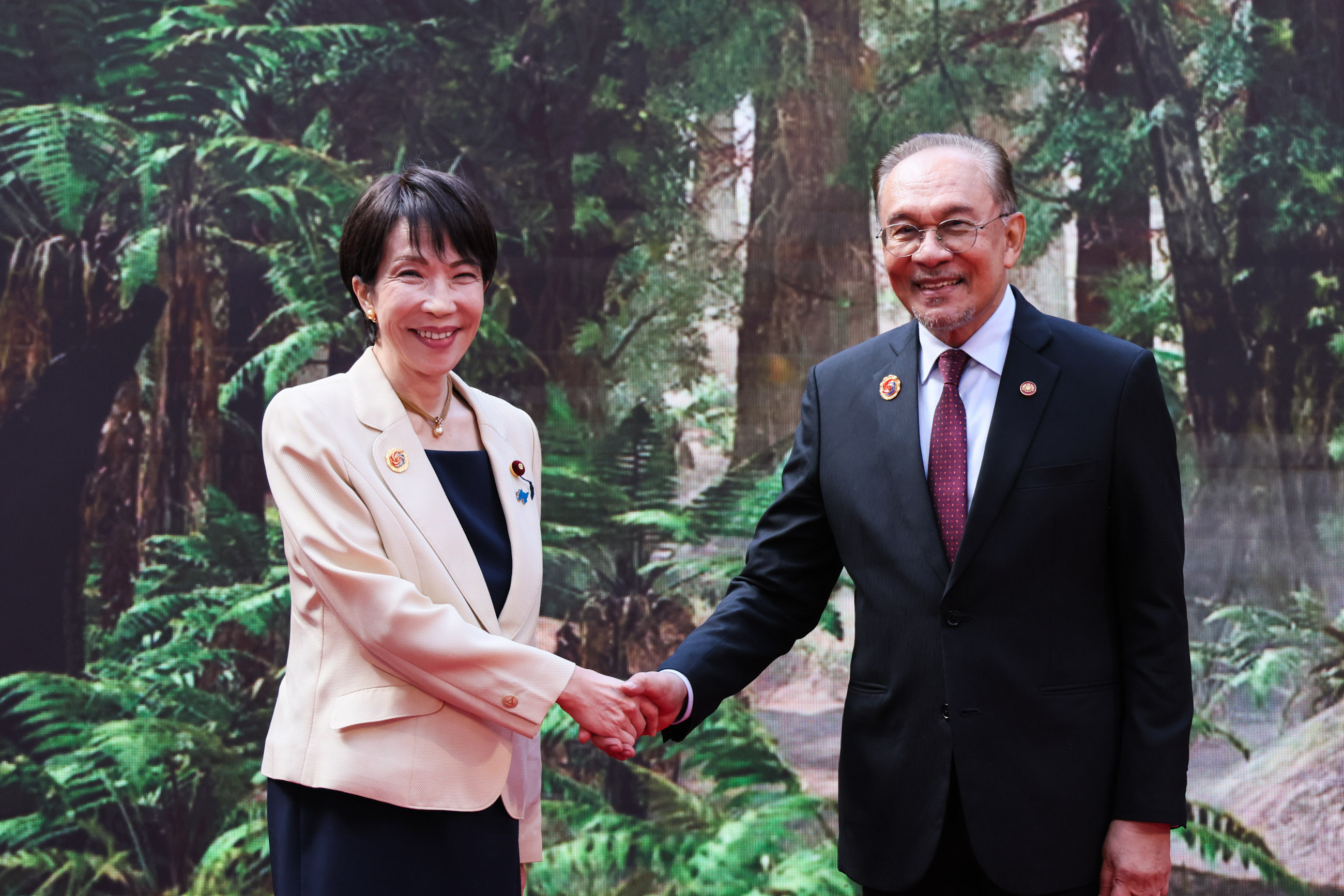 Prime Minister Takaichi being welcomed by Prime Minister Anwar (2)