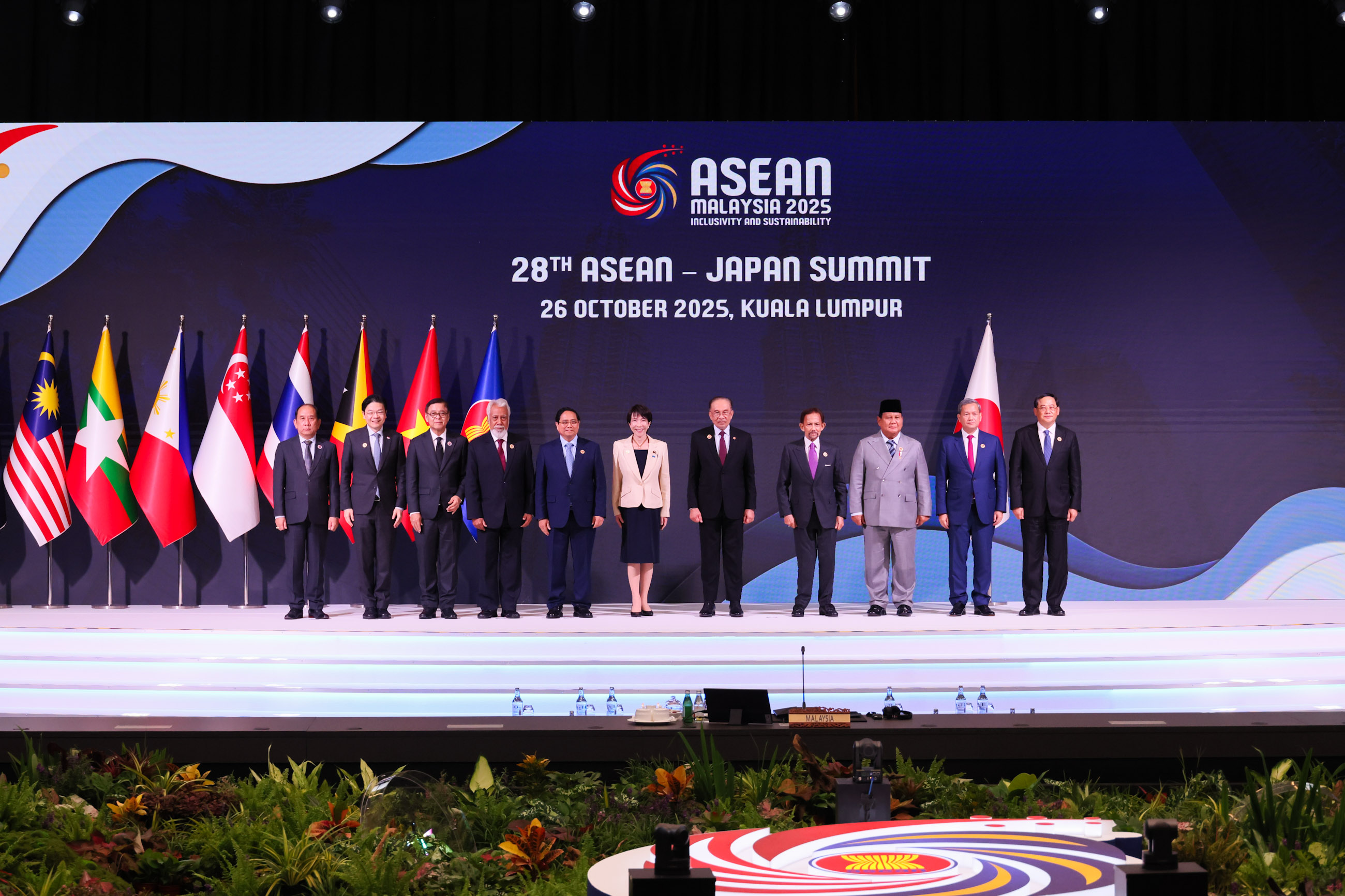 Family Photo with ASEAN Leaders (2)