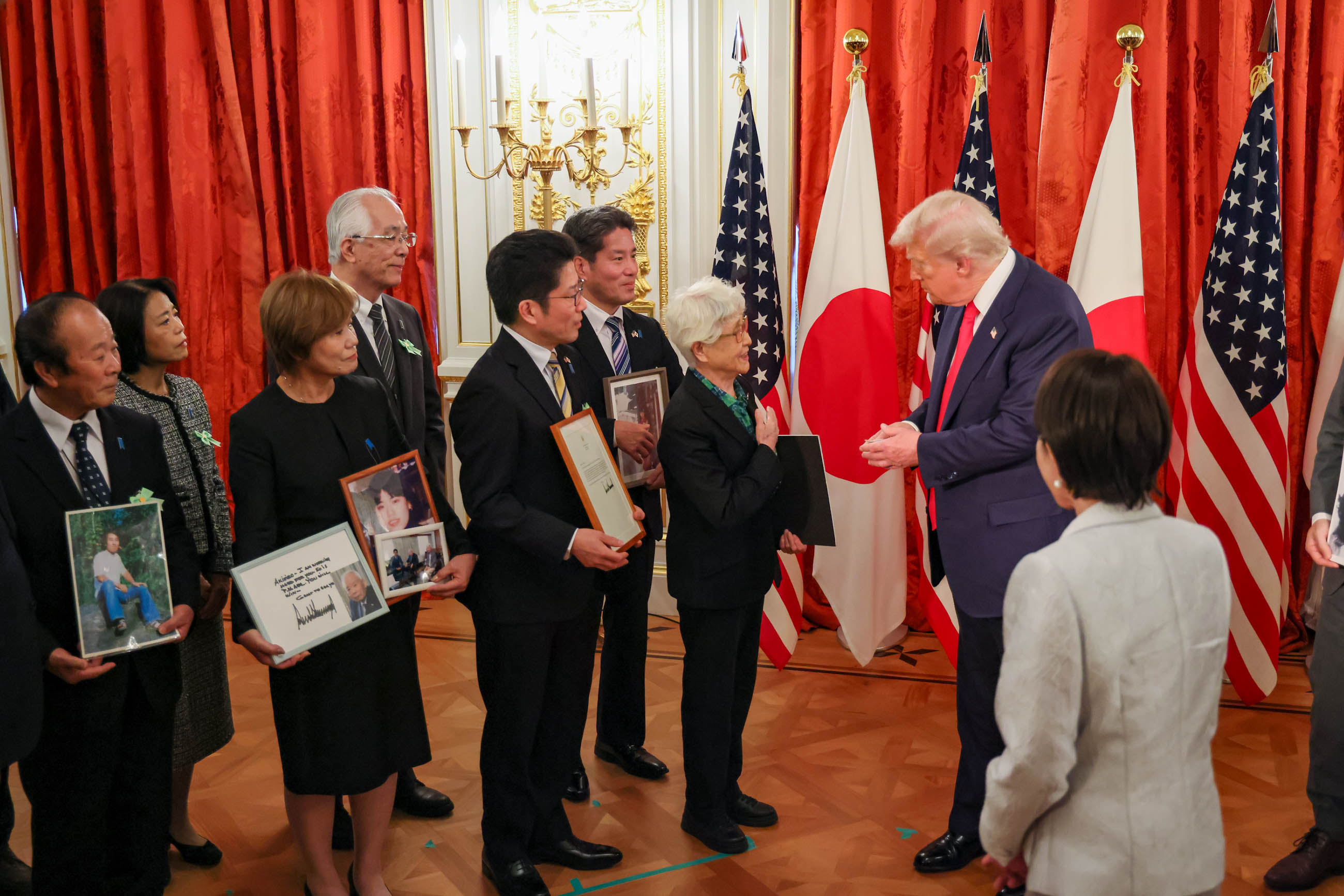 The two leaders meeting with families of the abductees and others (2)