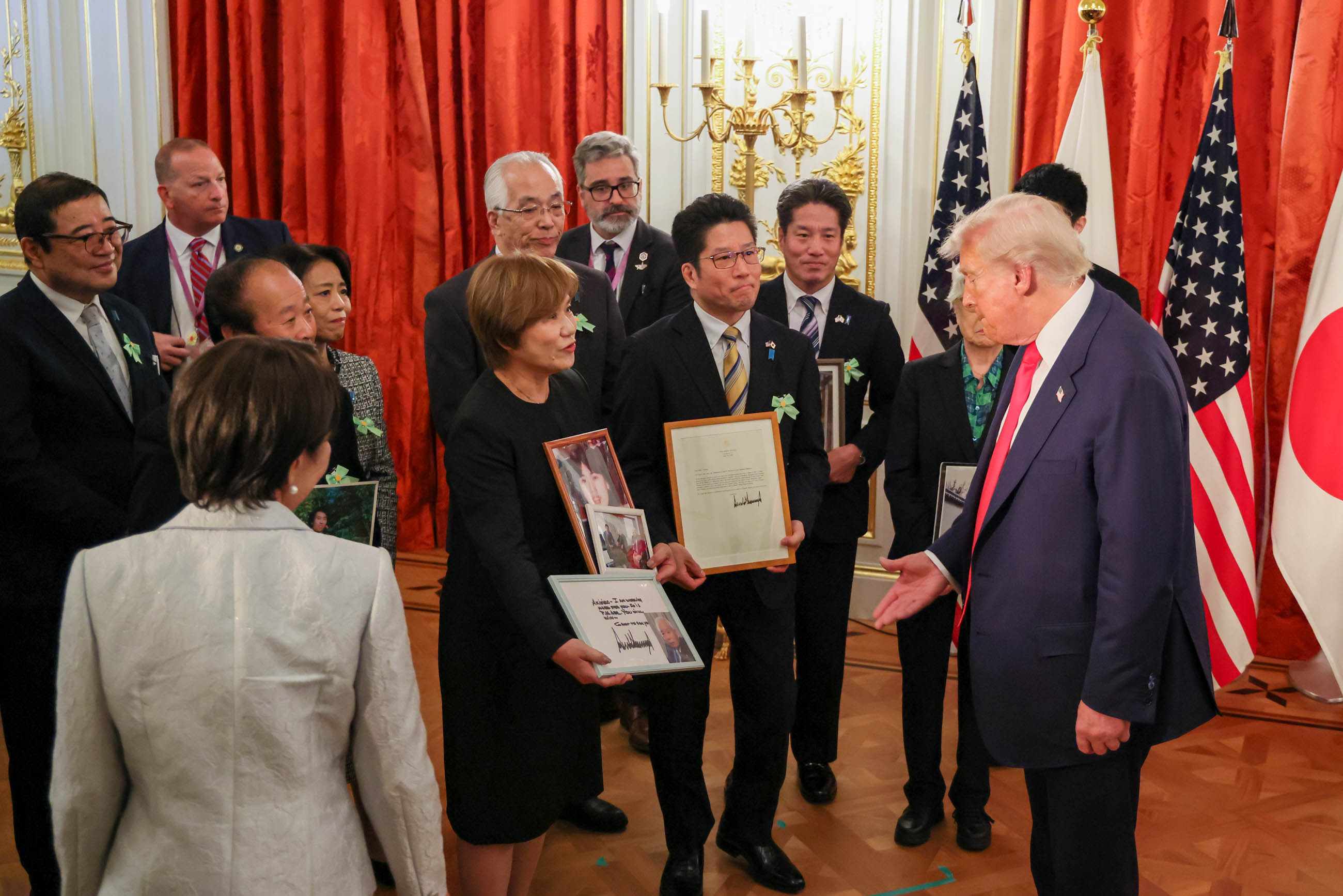 The two leaders meeting with families of the abductees and others (3)