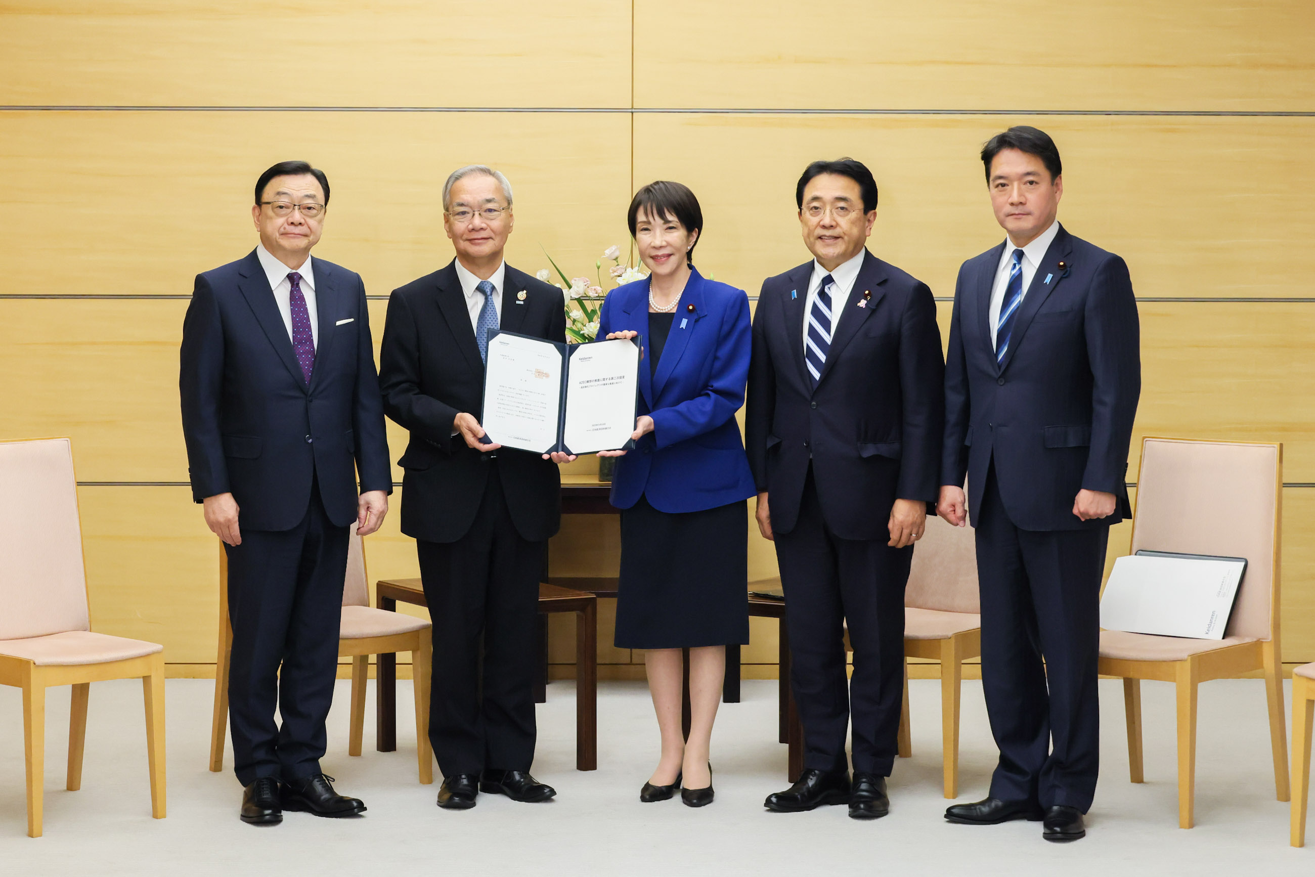 Prime Minister Takaichi receiving a proposal (2)