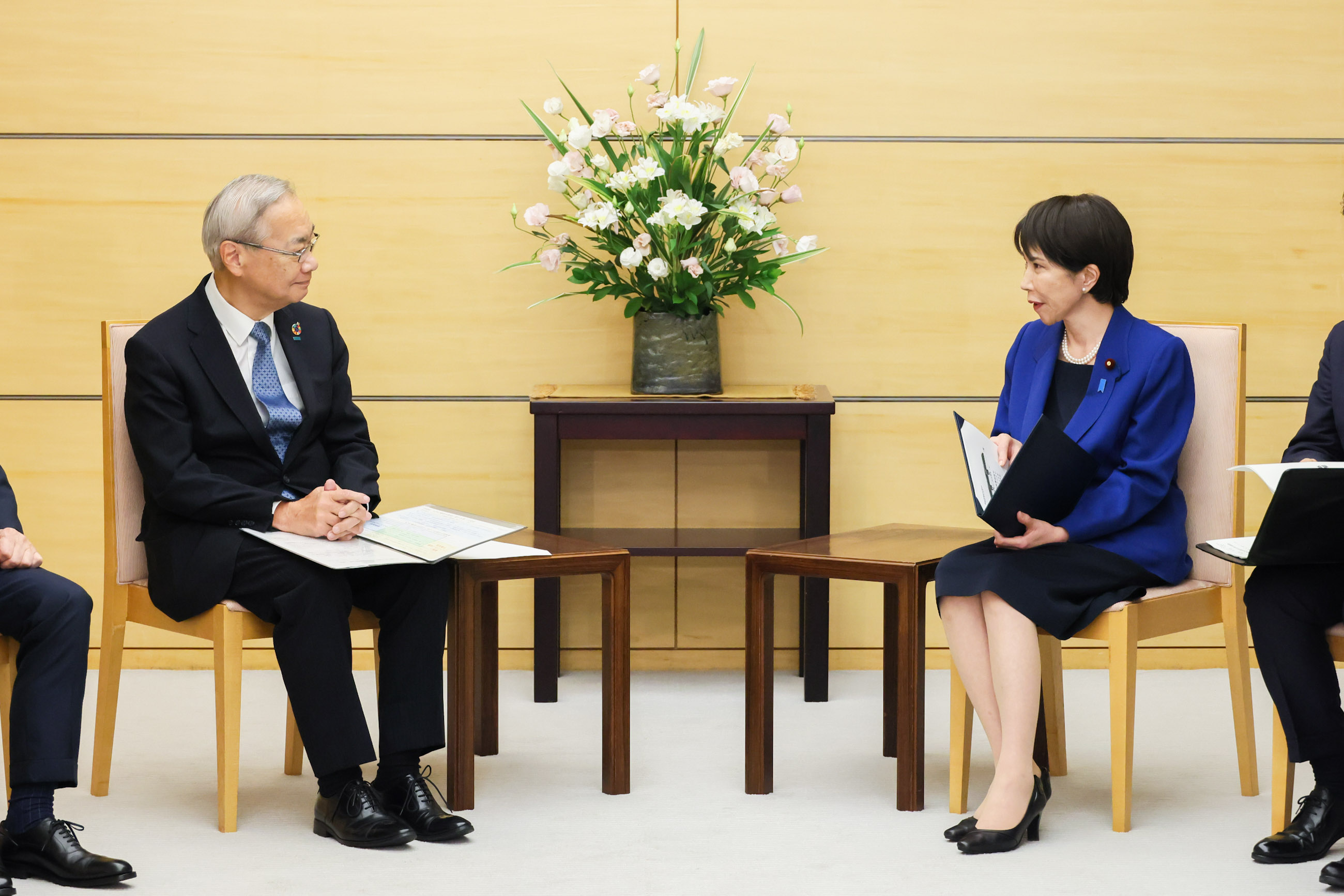 Prime Minister Takaichi receiving a proposal (3)