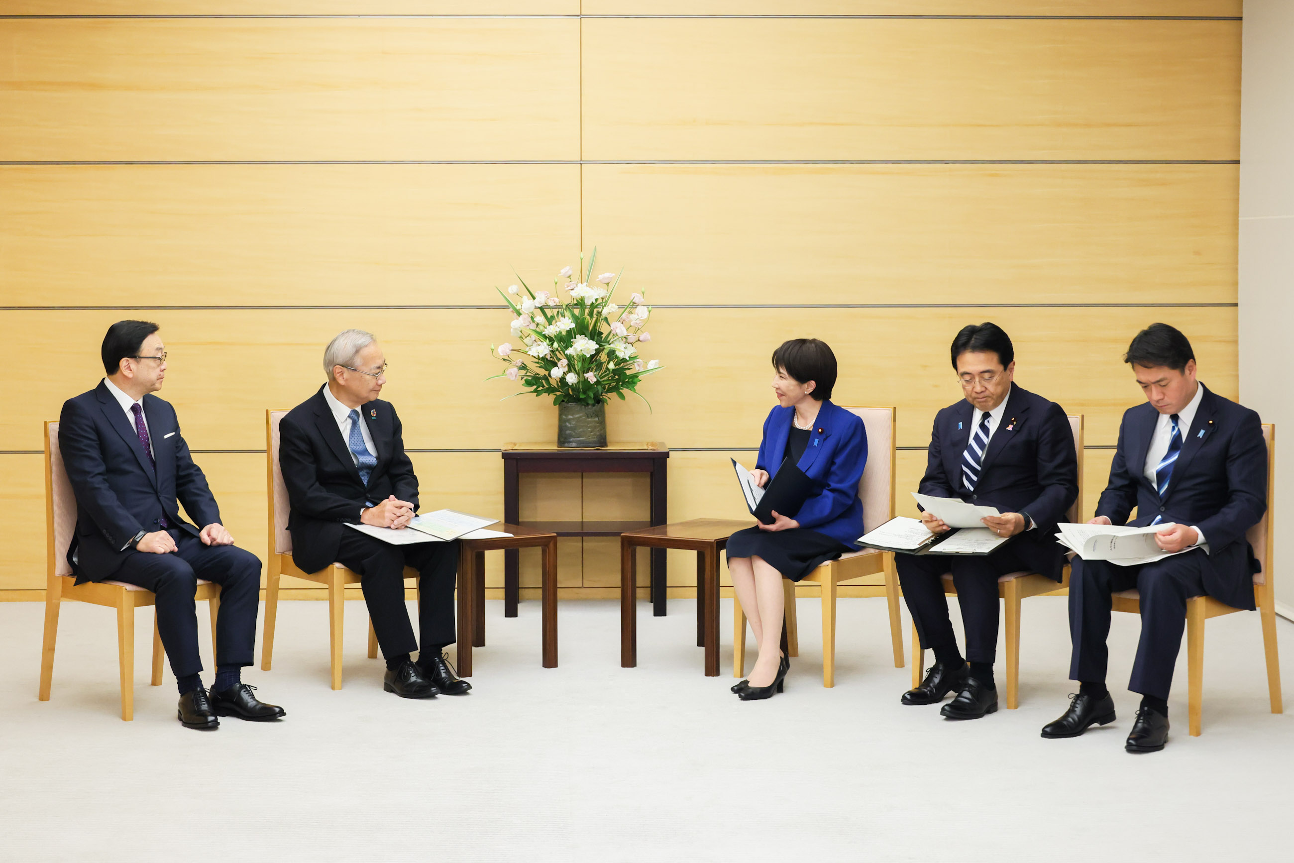 Prime Minister Takaichi receiving a proposal (4)