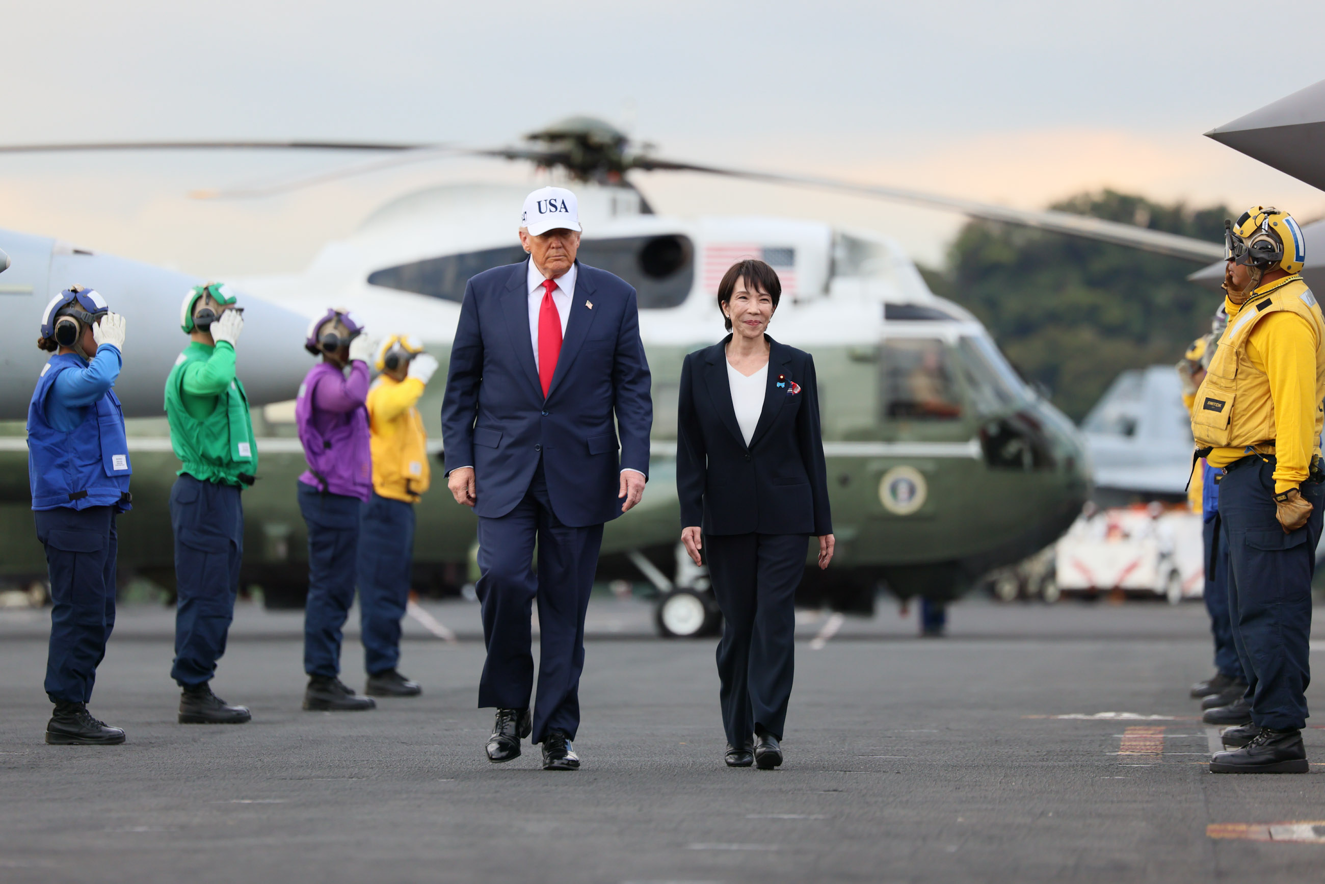 The two leaders visiting the U.S. Naval Base Yokosuka (1)