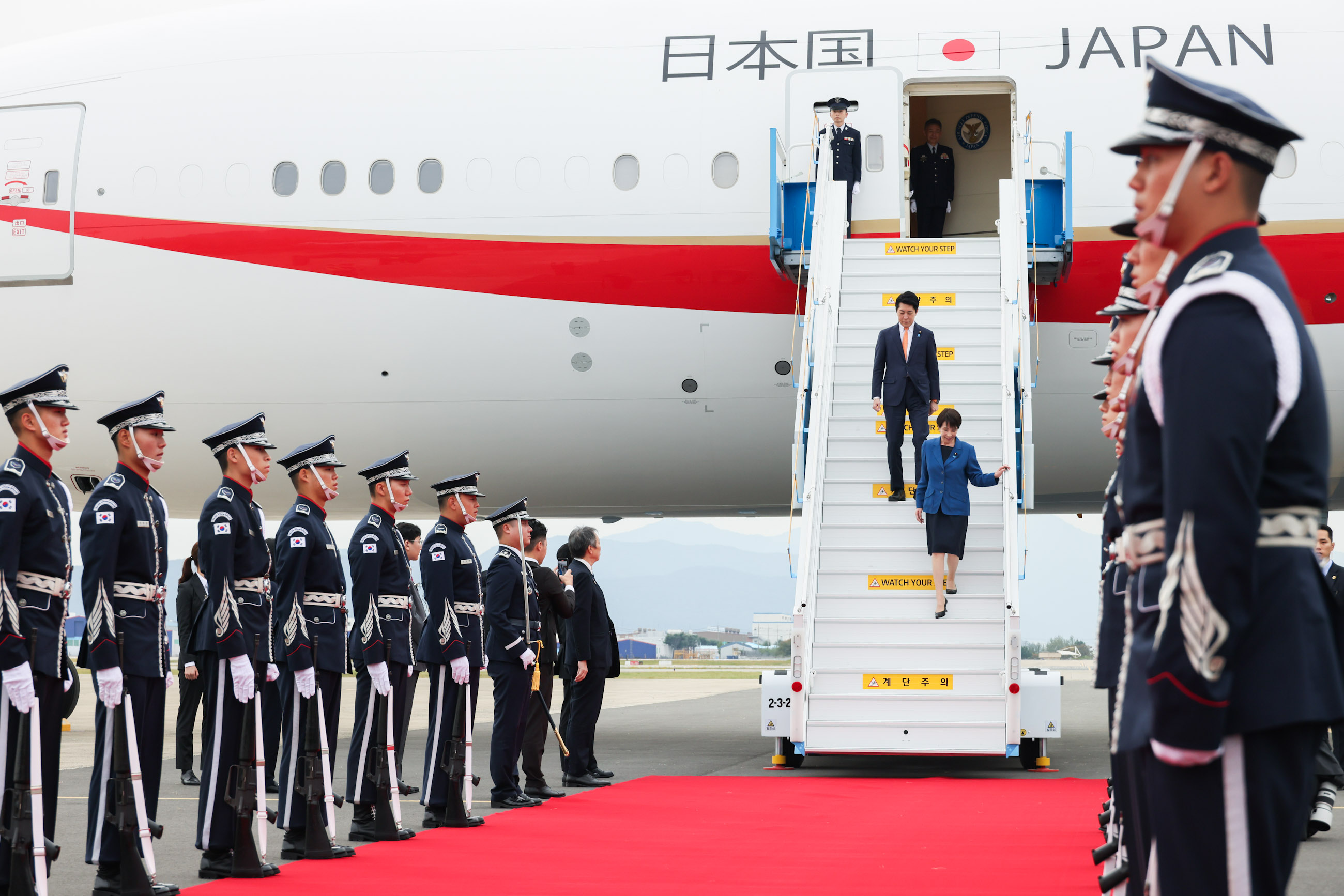 Prime Minister Takaichi arriving in the Republic of Korea (5)