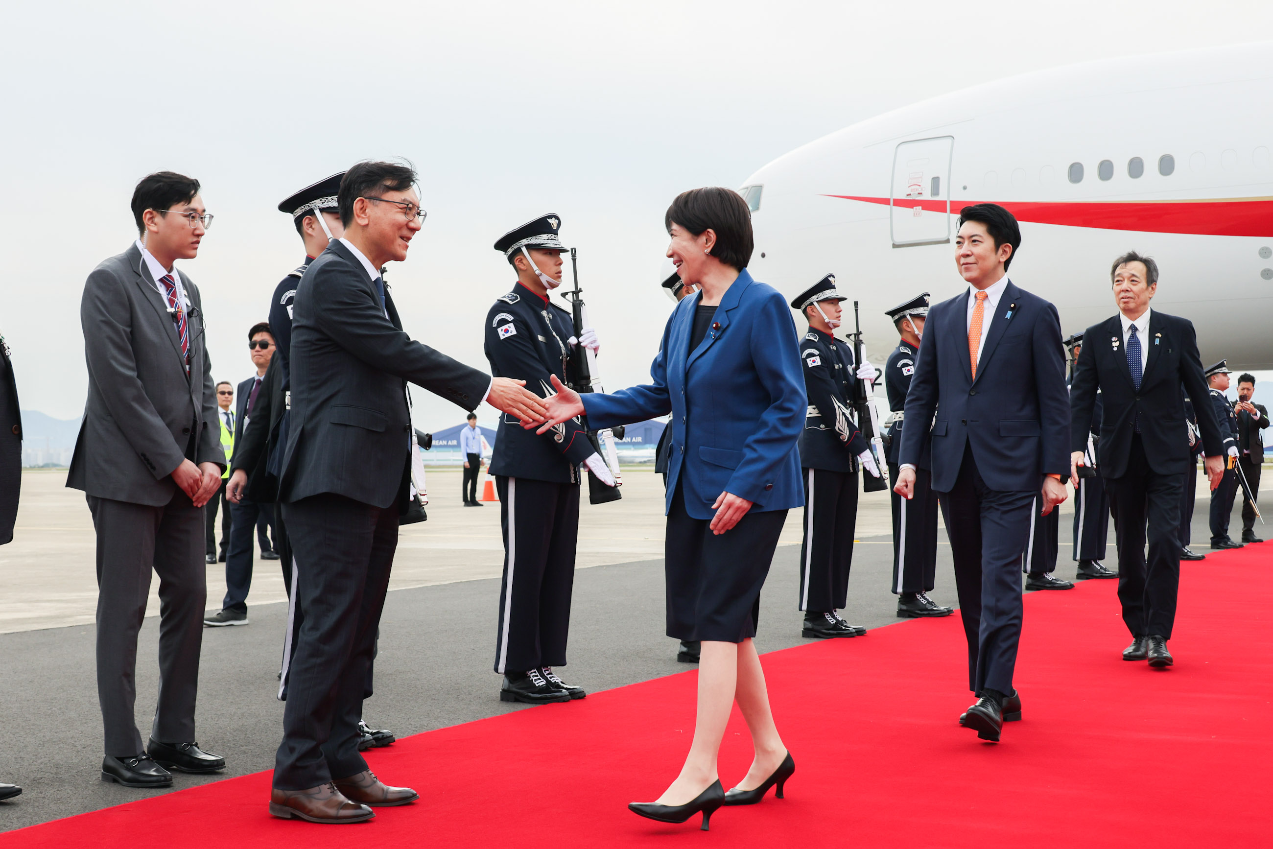 Prime Minister Takaichi arriving in the Republic of Korea (8)