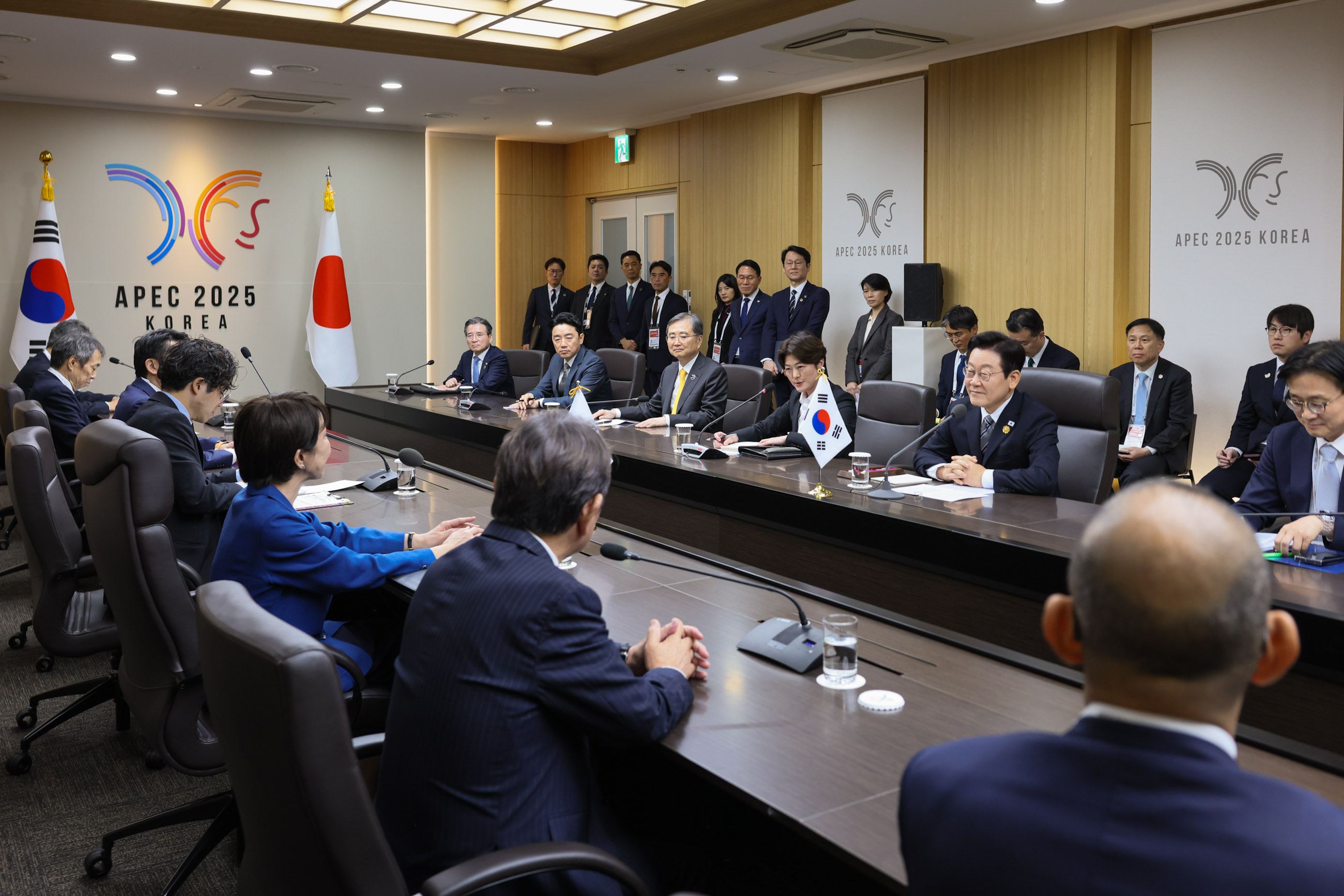 Japan-ROK Summit Meeting (11)