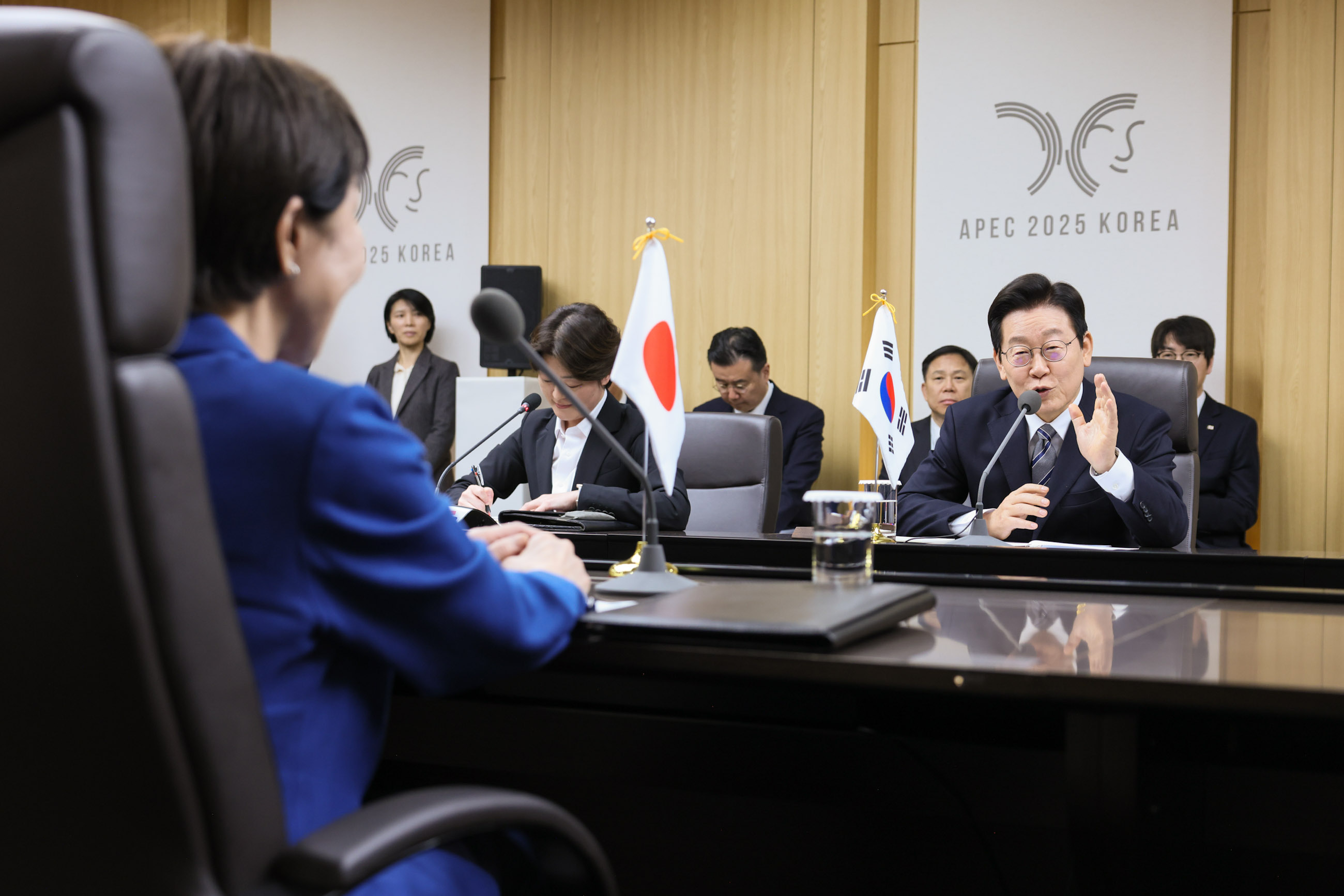 Japan-ROK Summit Meeting (12)