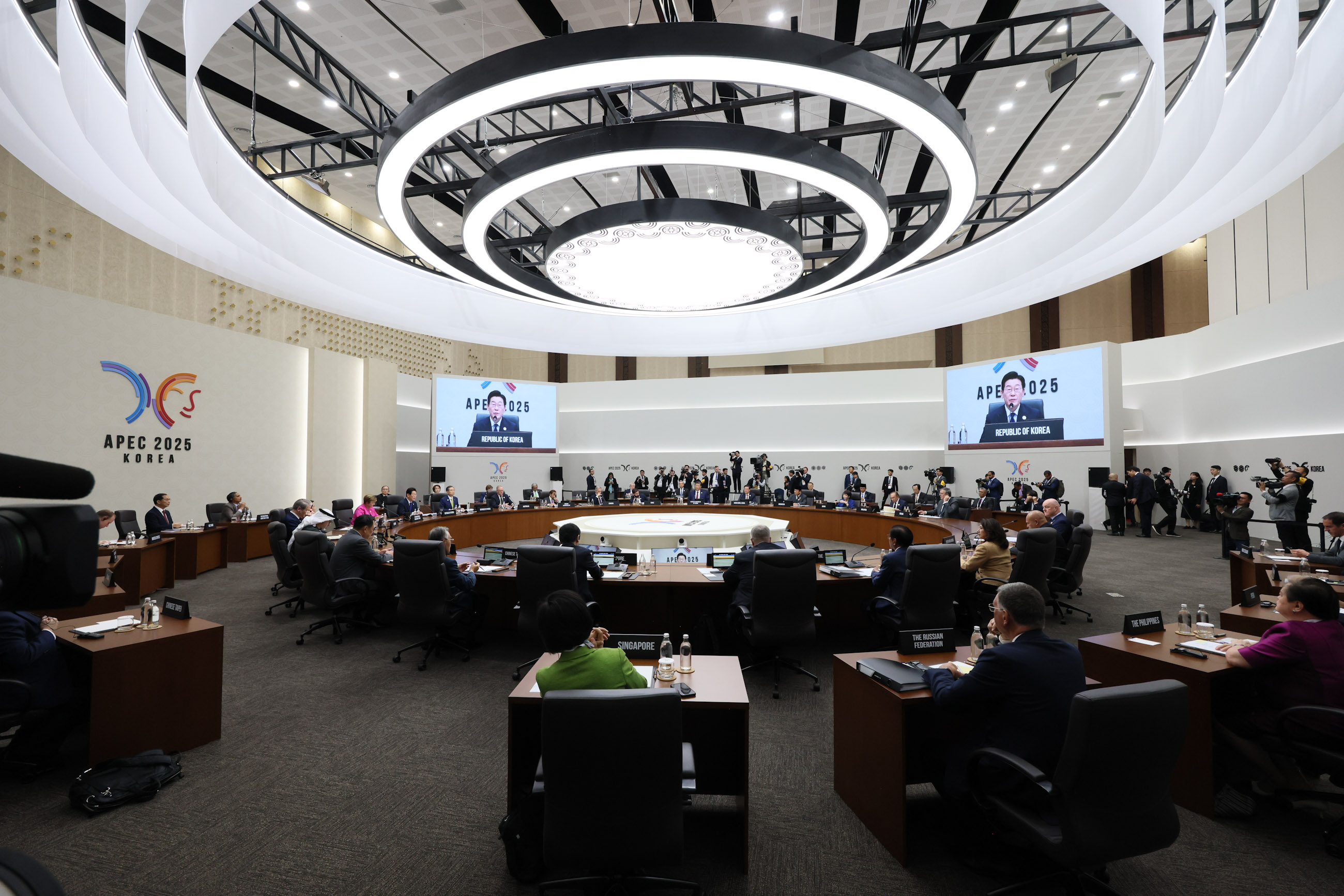 Prime Minister Takaichi attending the first session of the APEC Economic Leaders’ Meeting (6)