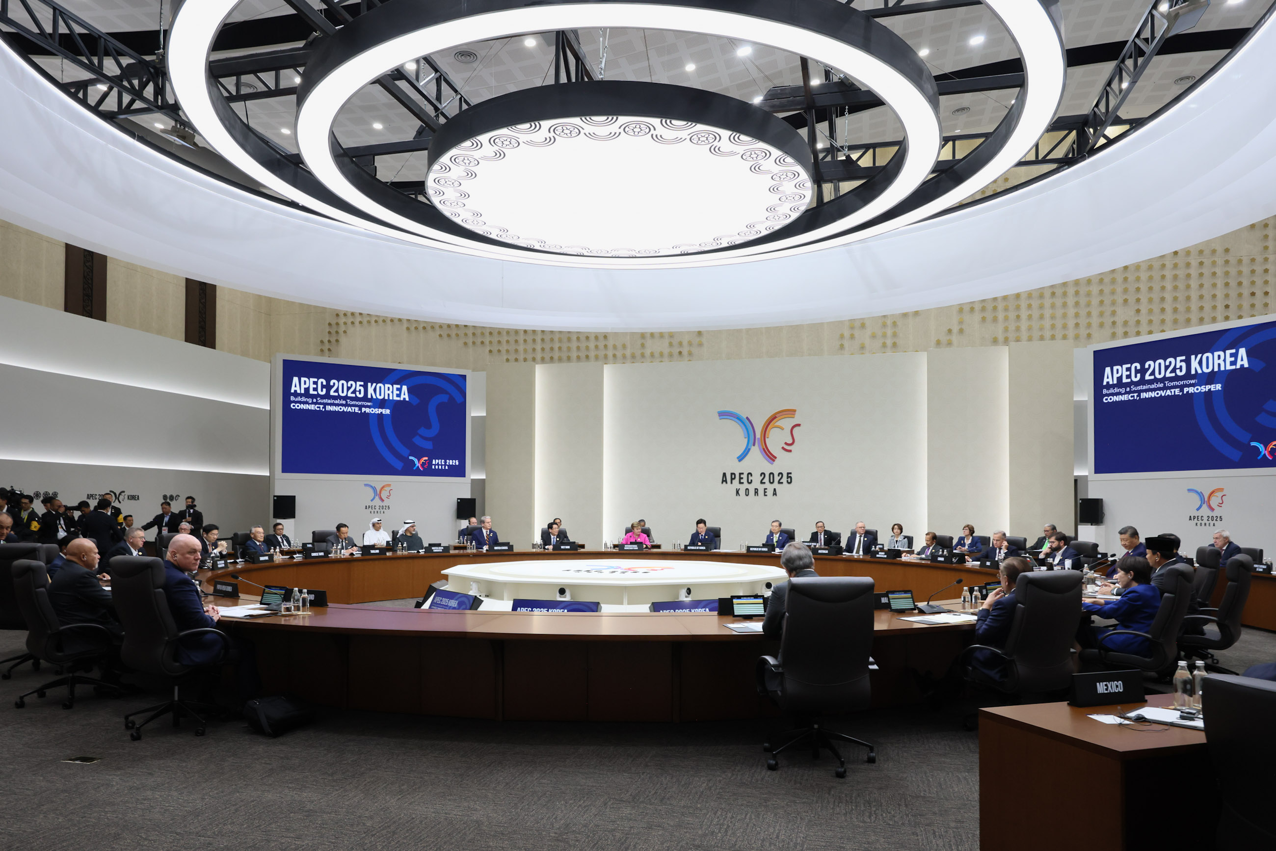 Prime Minister Takaichi attending the first session of the APEC Economic Leaders’ Meeting (7)