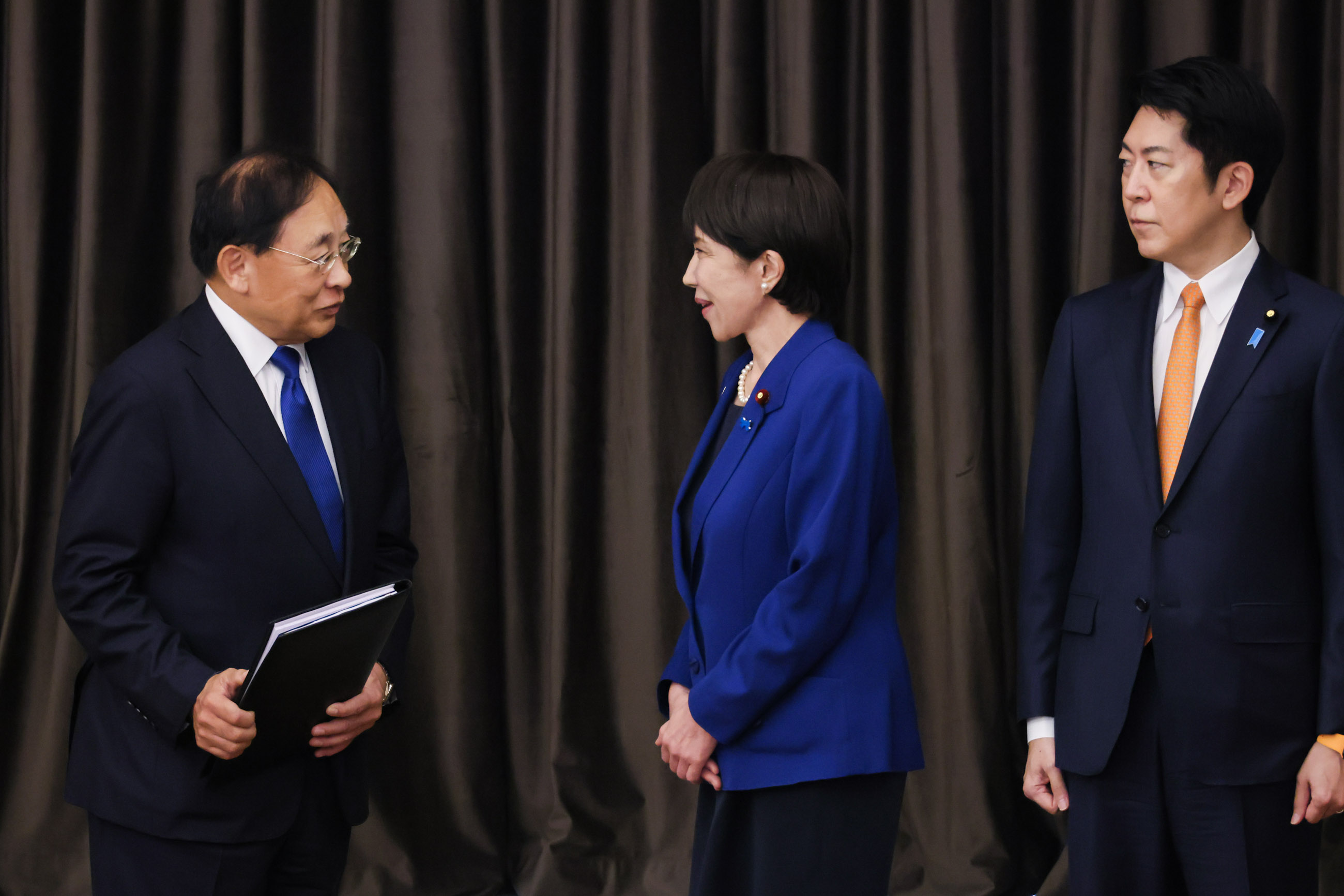 Prime Minister Takaichi receiving a proposal from the APEC Business Advisory Council (1)