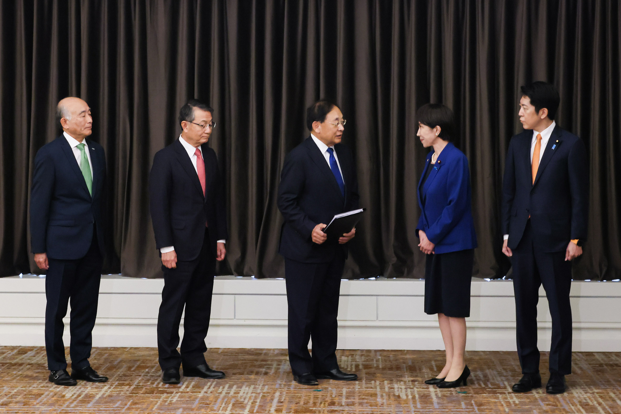 Prime Minister Takaichi receiving a proposal from the APEC Business Advisory Council (2)