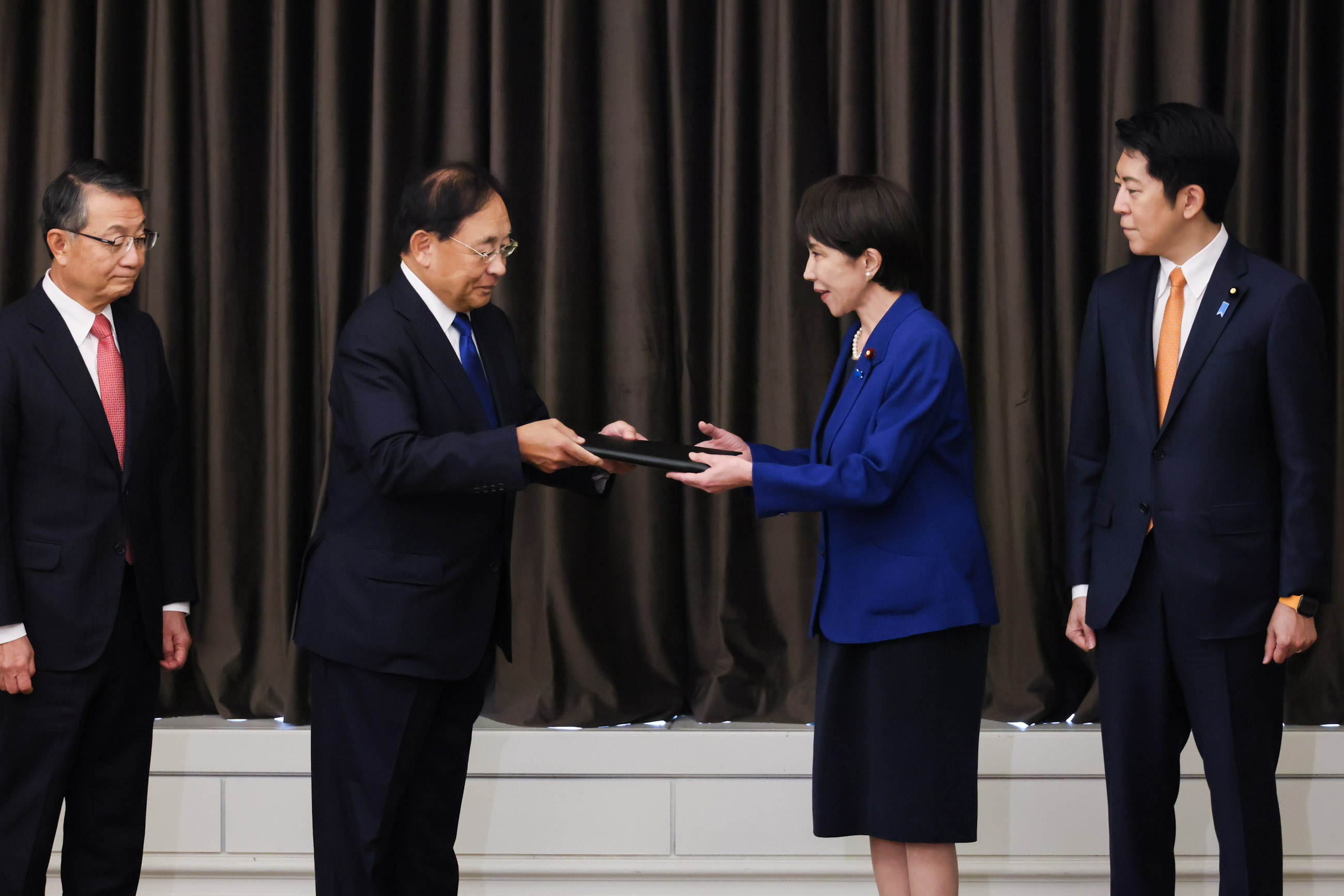 Prime Minister Takaichi receiving a proposal from the APEC Business Advisory Council (3)