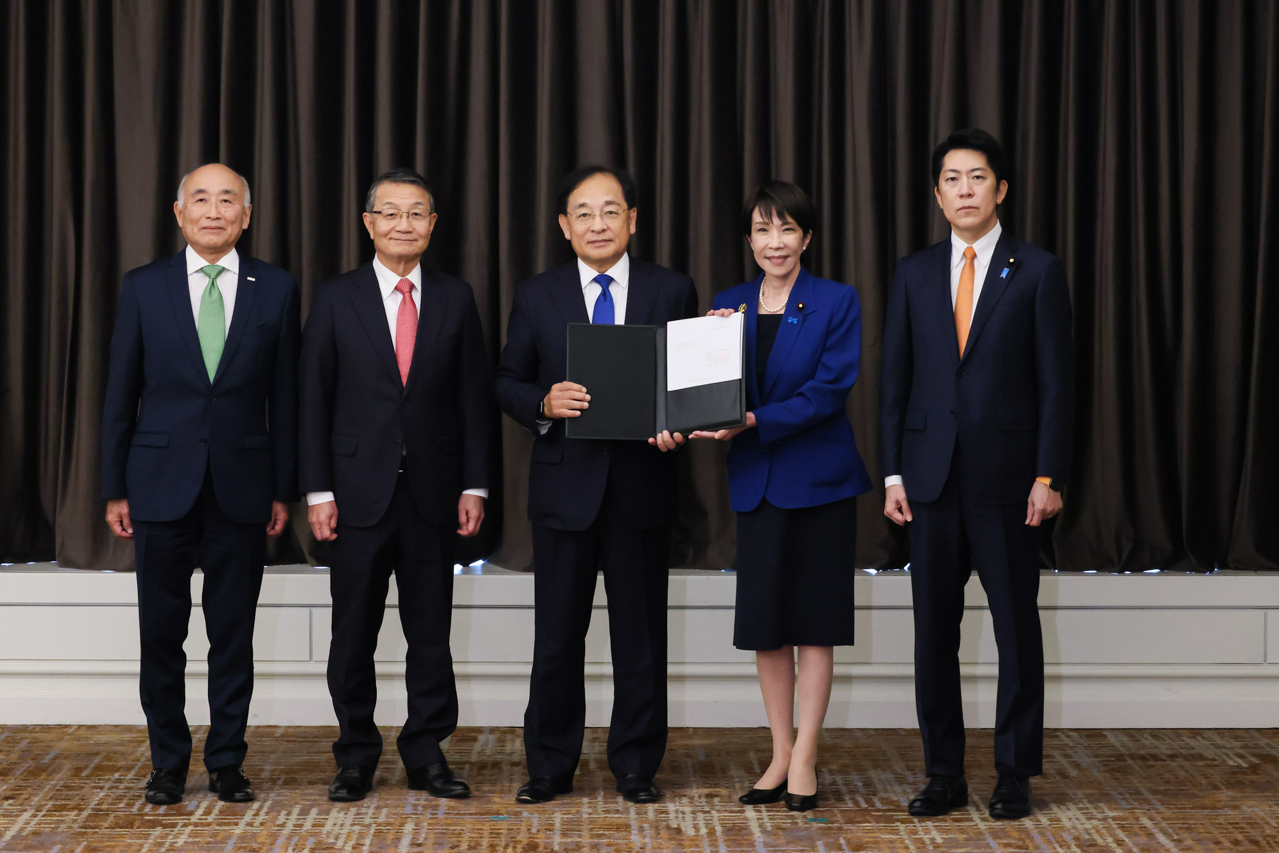 Prime Minister Takaichi receiving a proposal from the APEC Business Advisory Council (4)
