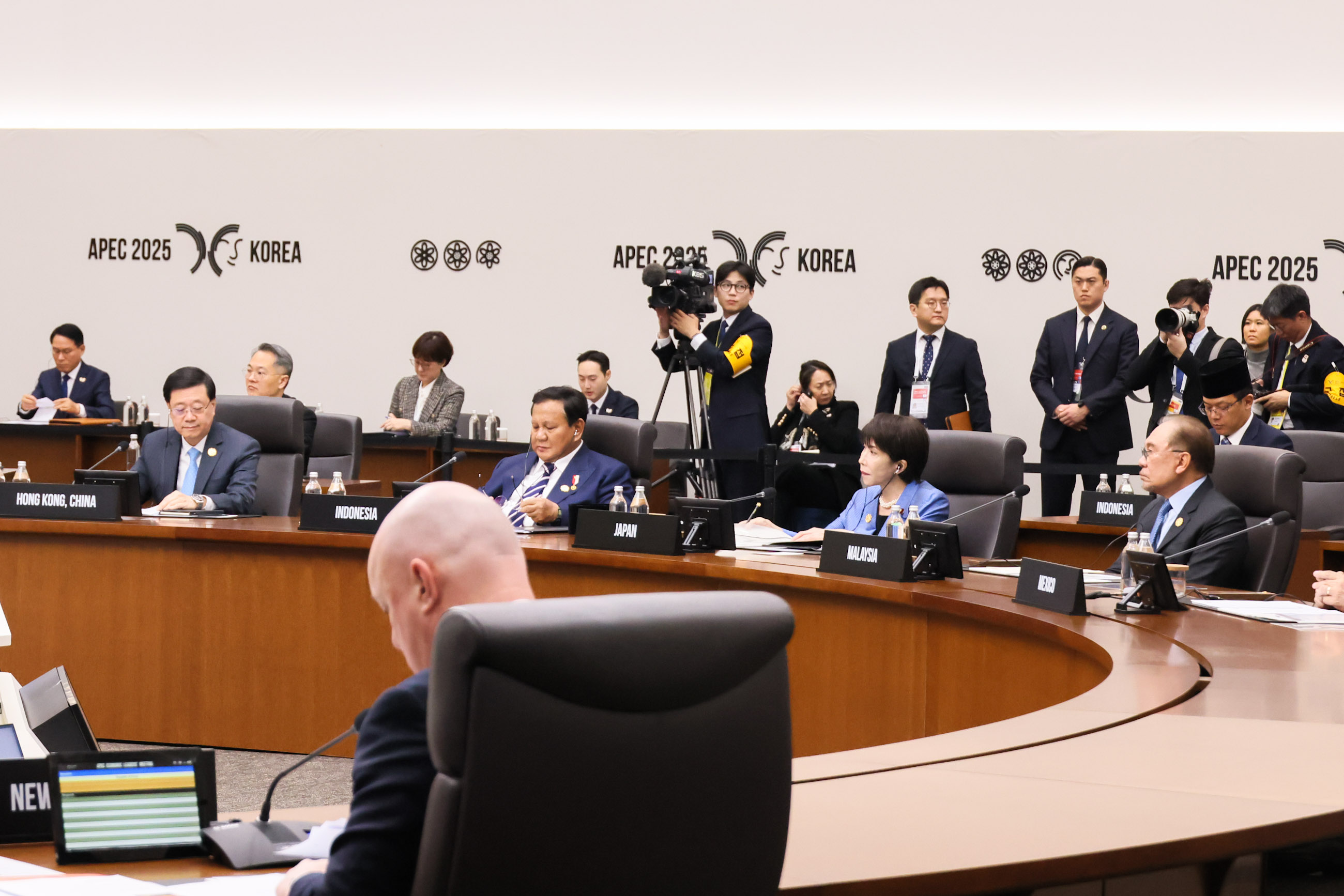 Prime Minister Takaichi attending the second session of the APEC Economic Leaders’ Meeting (10)