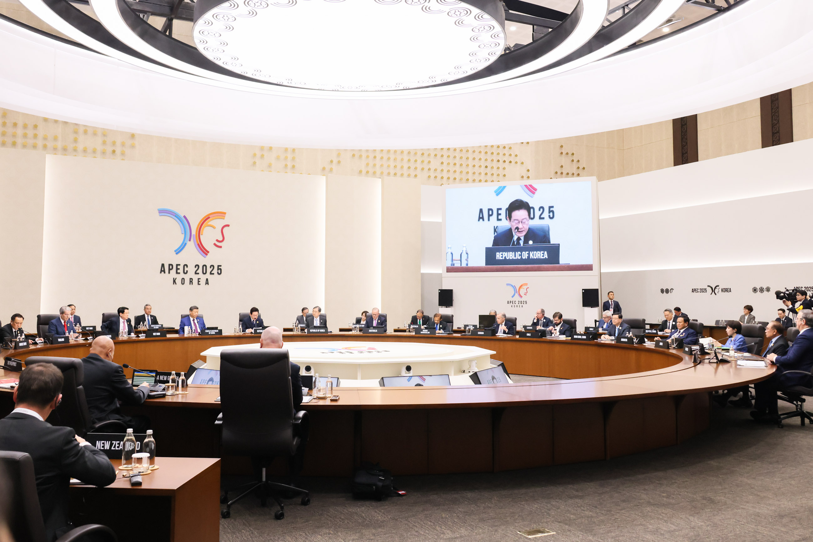 Prime Minister Takaichi attending the second session of the APEC Economic Leaders’ Meeting (11)