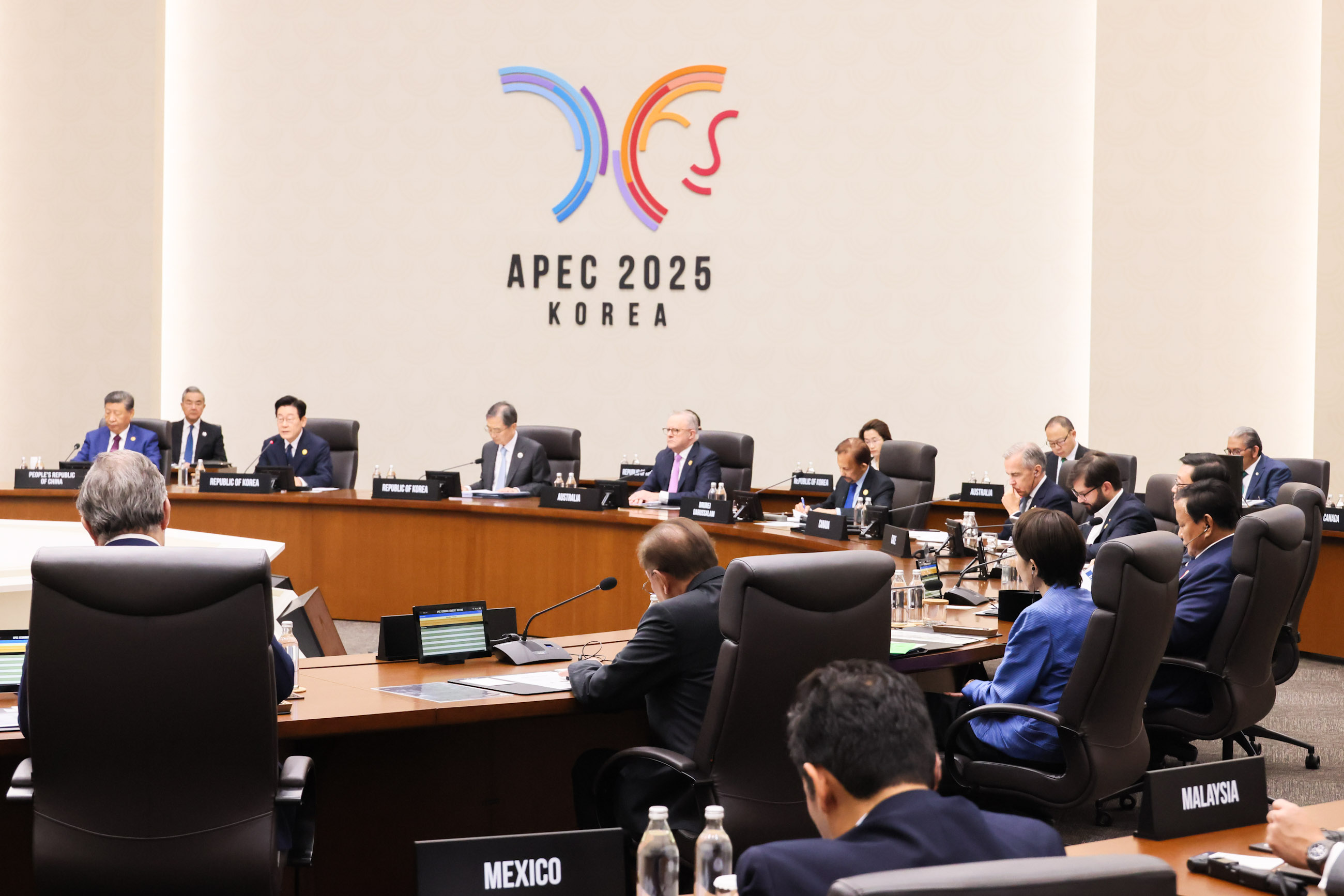 Prime Minister Takaichi attending the second session of the APEC Economic Leaders’ Meeting (12)