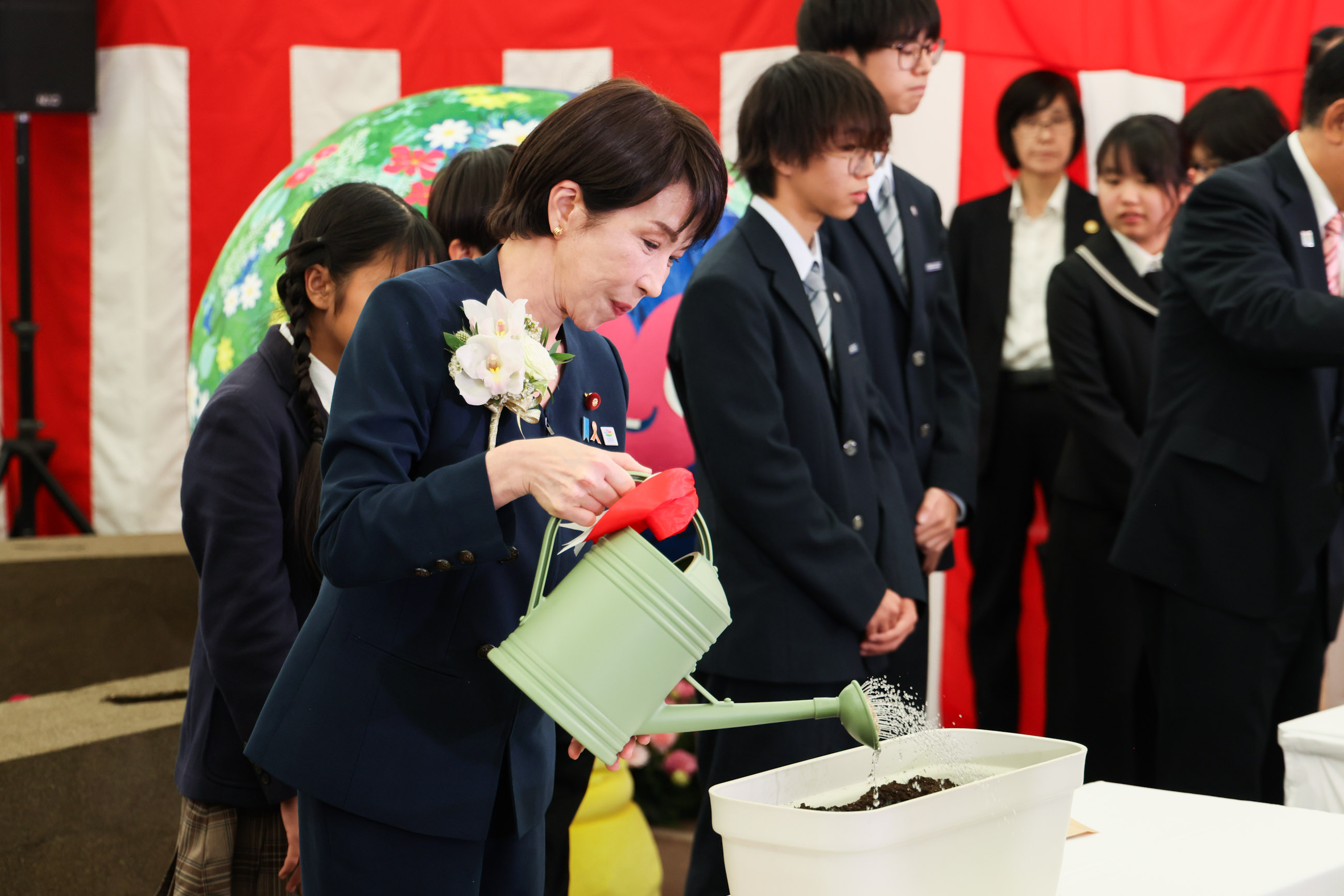 Prime Minister Takaichi participating in a seed-sowing ceremony (2)