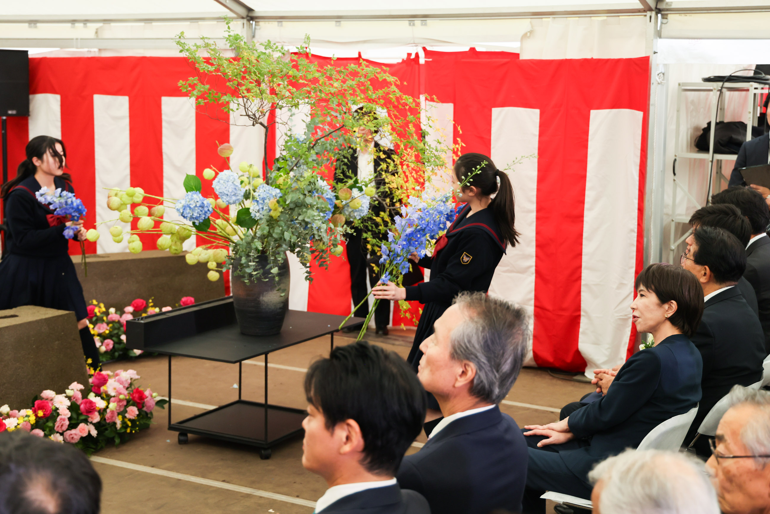 Prime Minister Takaichi observing a flower arrangement contest (1)