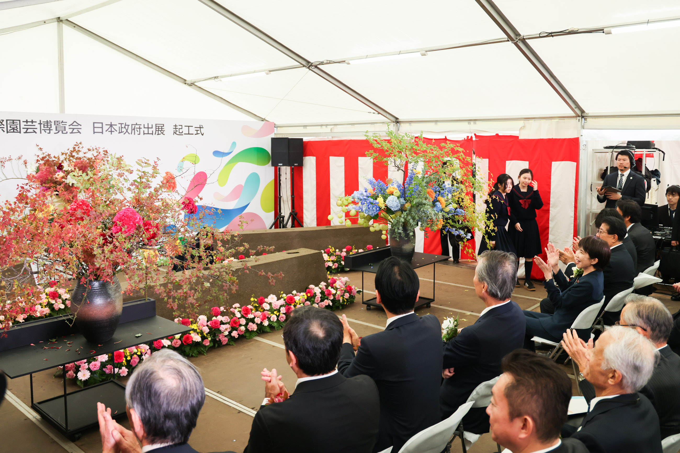 Prime Minister Takaichi observing a flower arrangement contest (2)