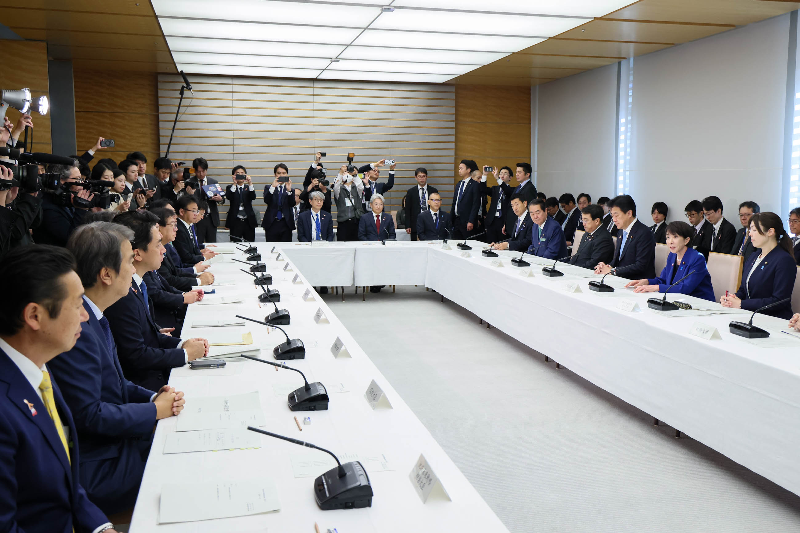Prime Minister Takaichi wrapping up the meeting (2)