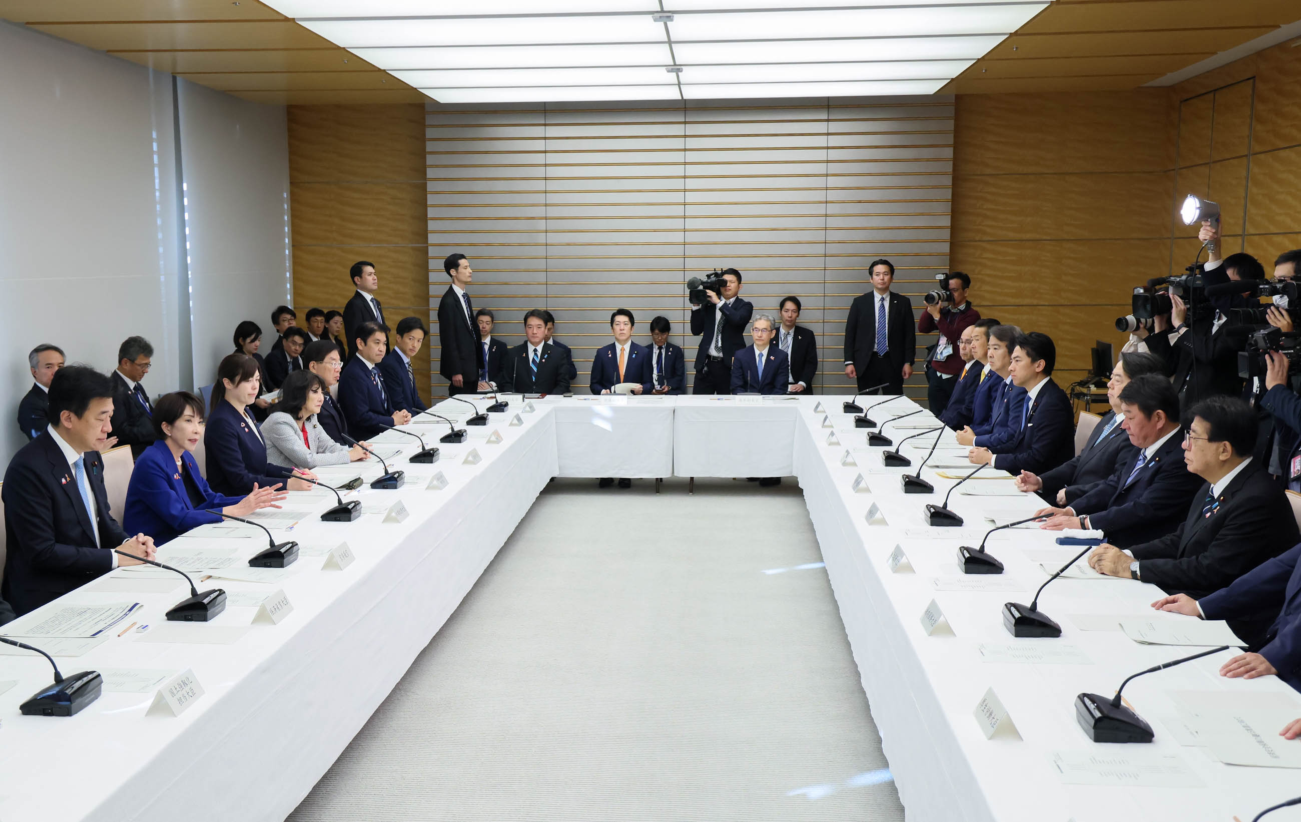 Prime Minister Takaichi wrapping up the meeting (3)