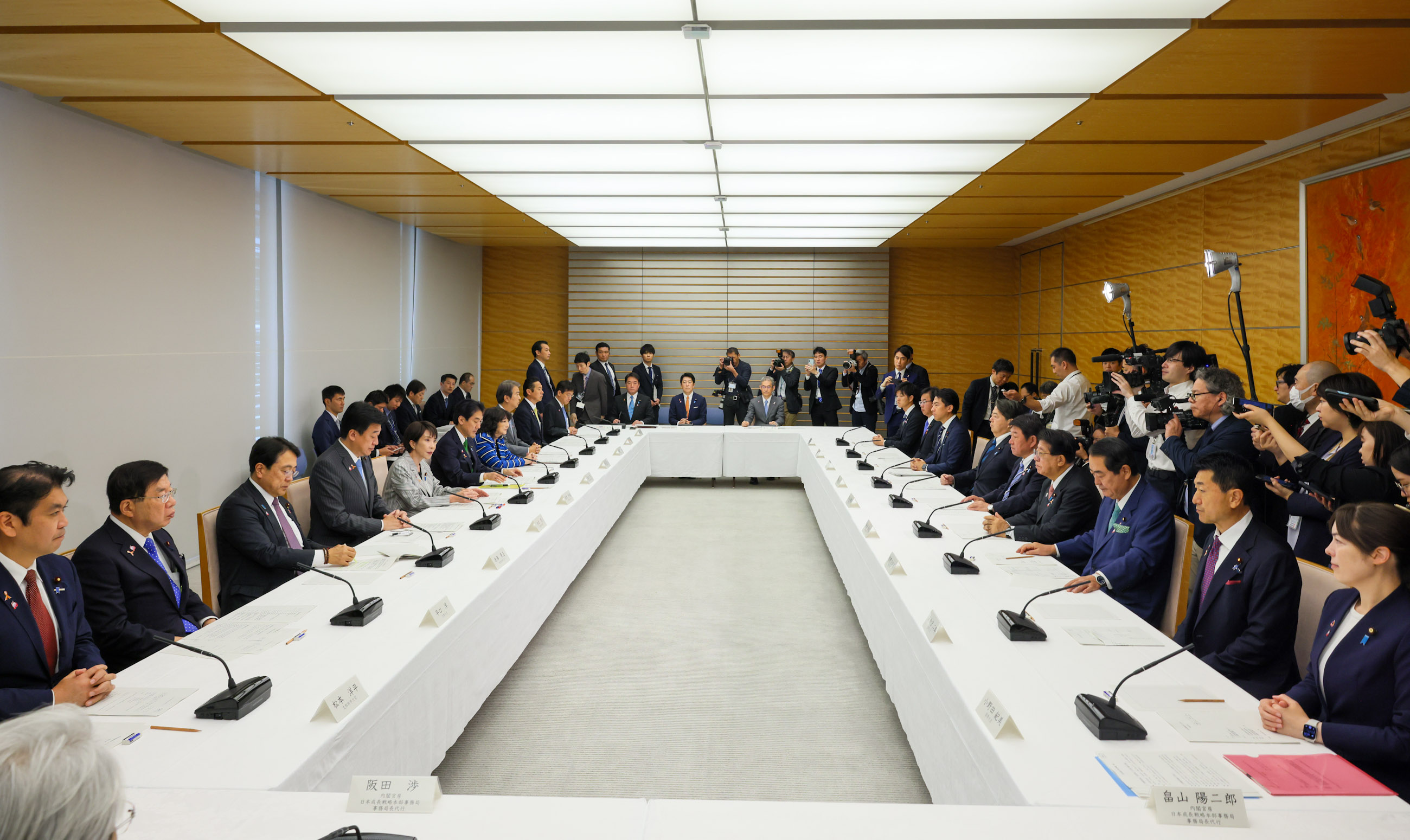 Prime Minister Takaichi wrapping up the meeting (2)