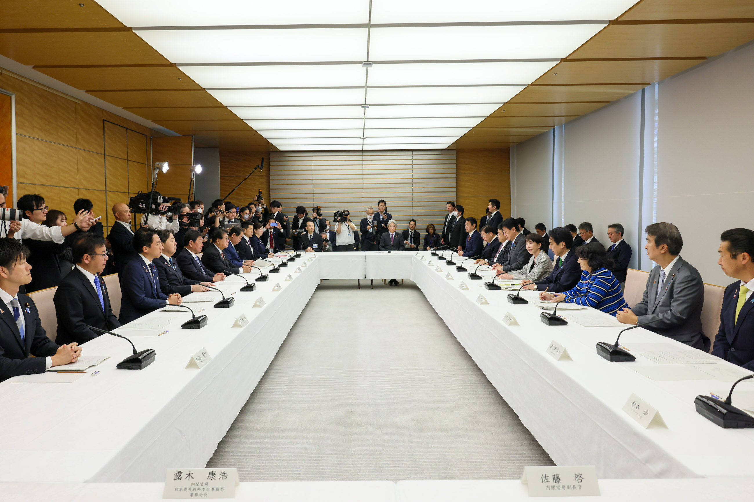 Prime Minister Takaichi wrapping up the meeting (4)