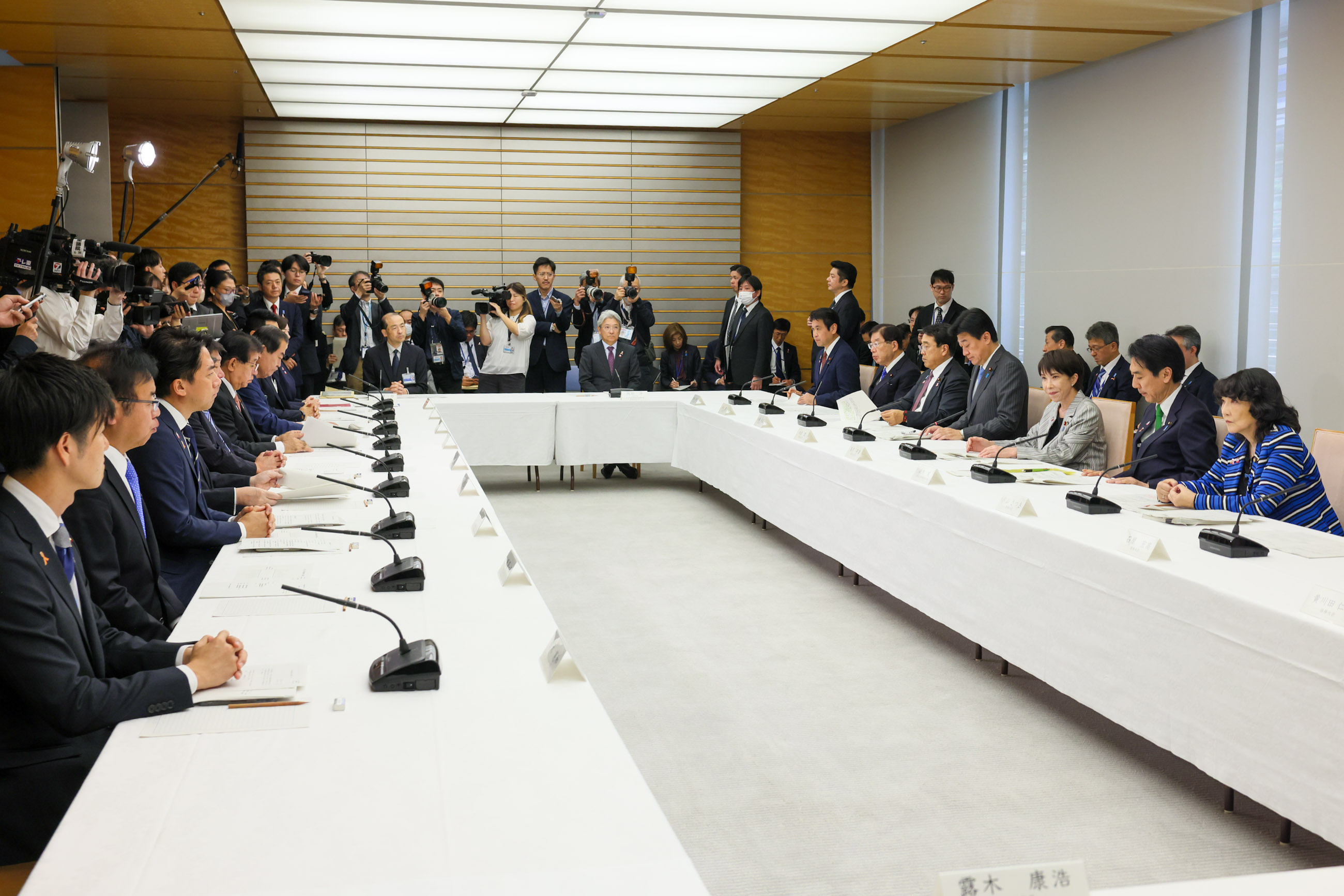 Prime Minister Takaichi wrapping up the meeting (5)