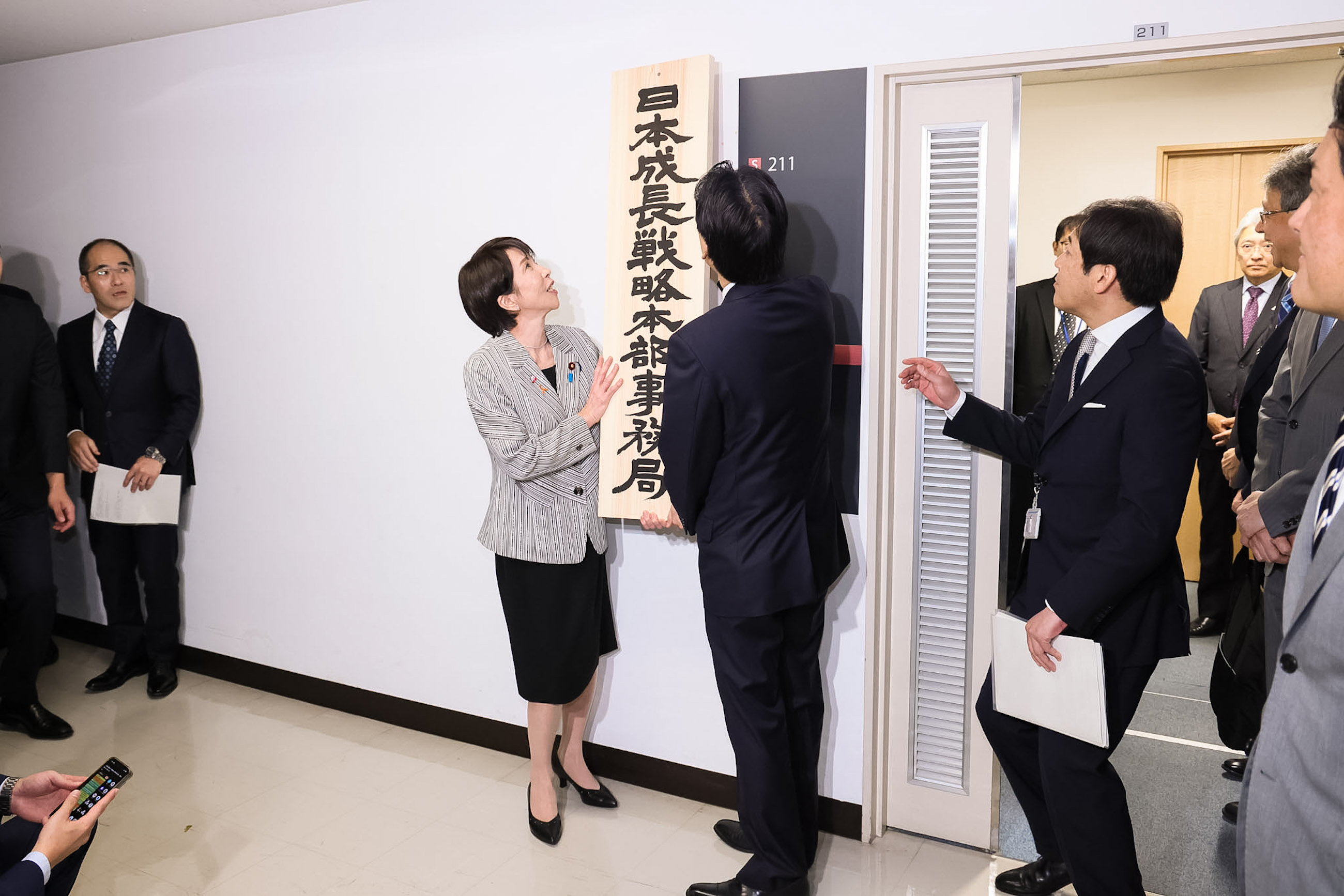 Prime Minister Takaichi installing a signboard (2)