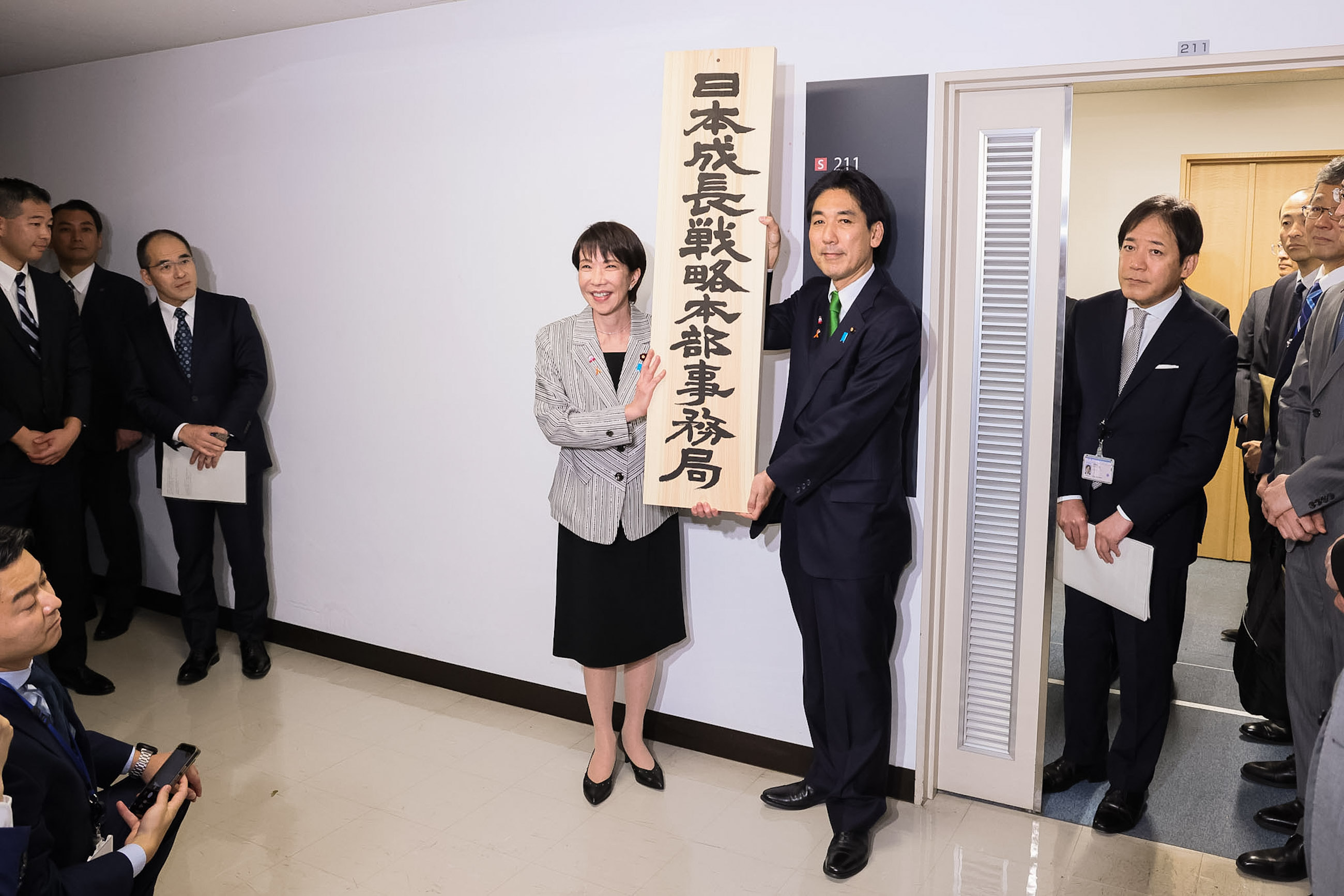 Prime Minister Takaichi installing a signboard (3)