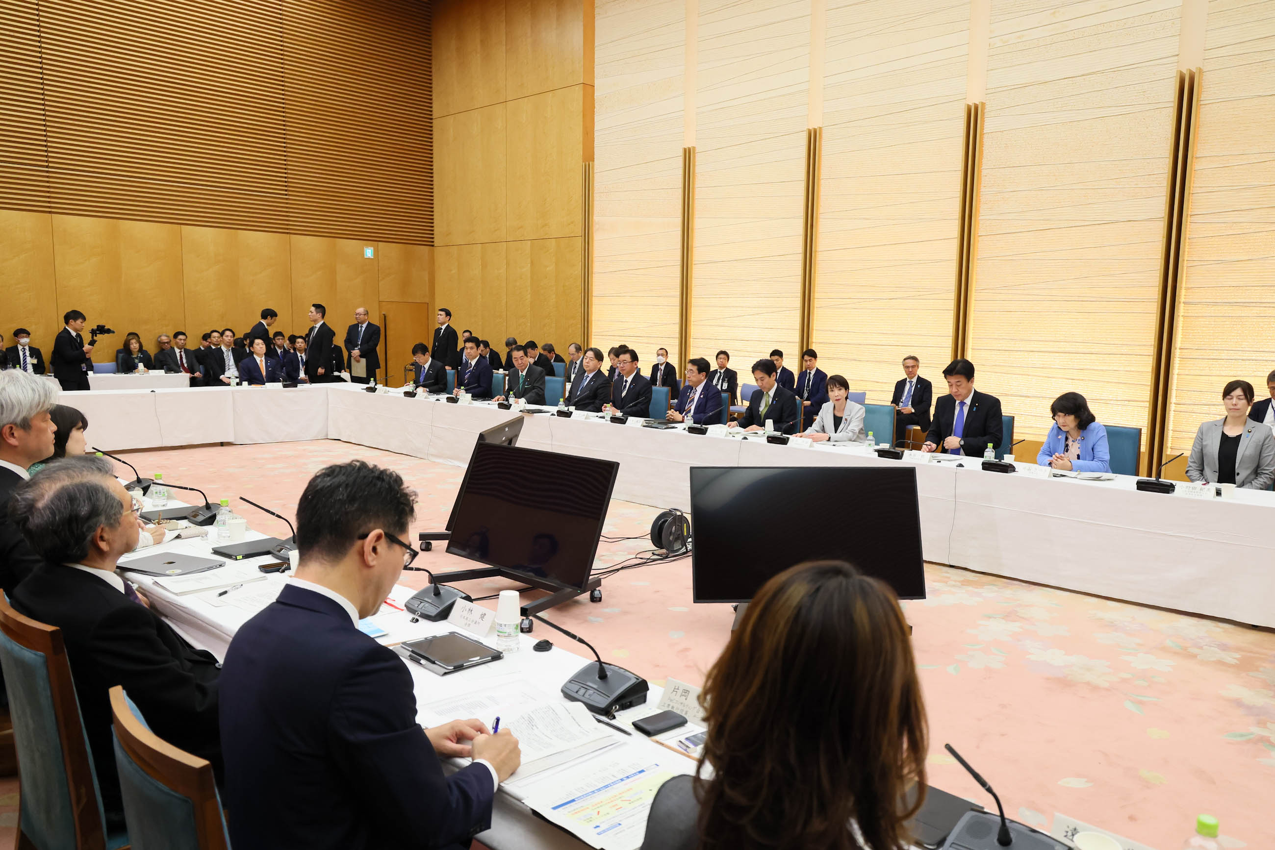Prime Minister Takaichi wrapping up the meeting (2)