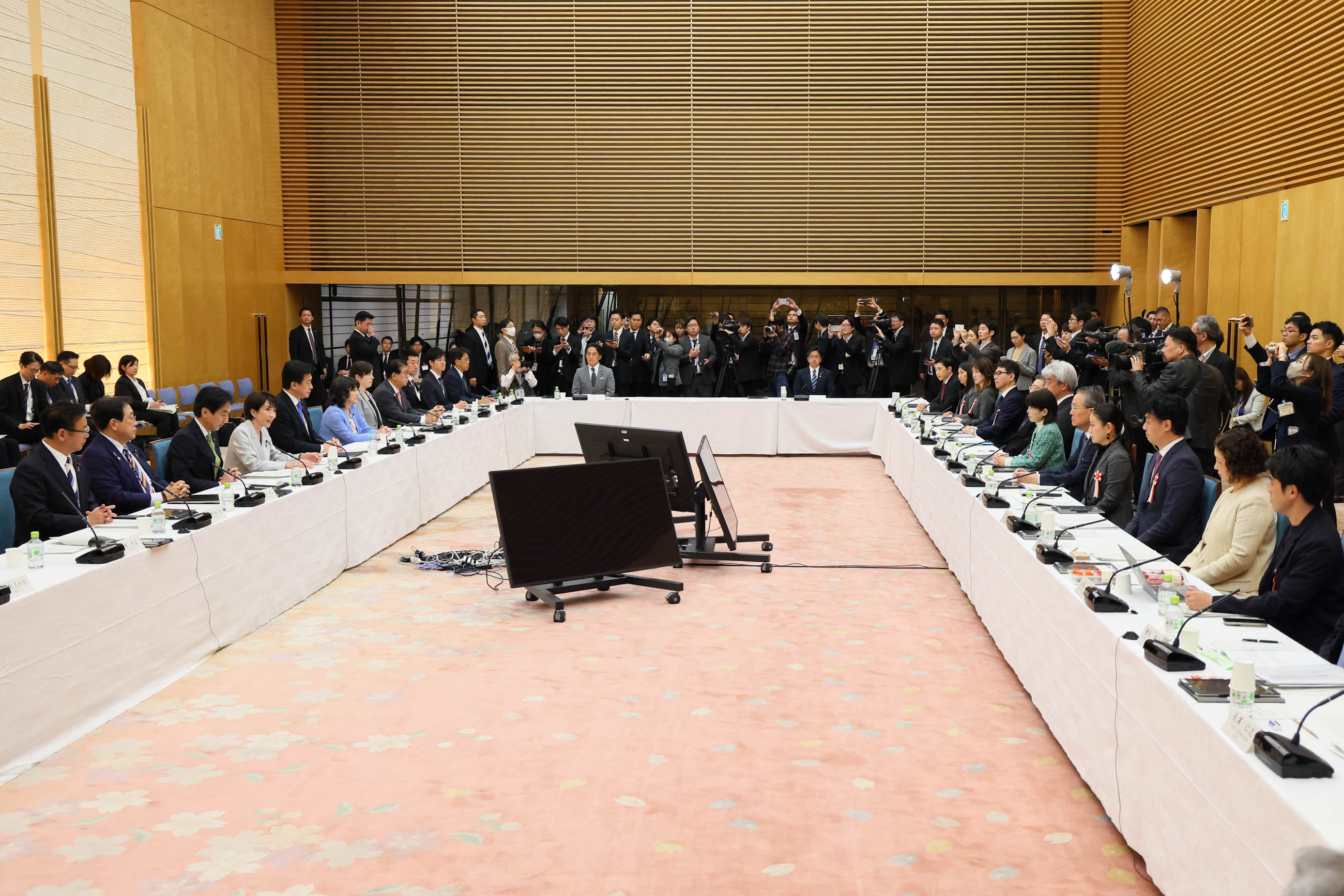 Prime Minister Takaichi wrapping up the meeting (3)
