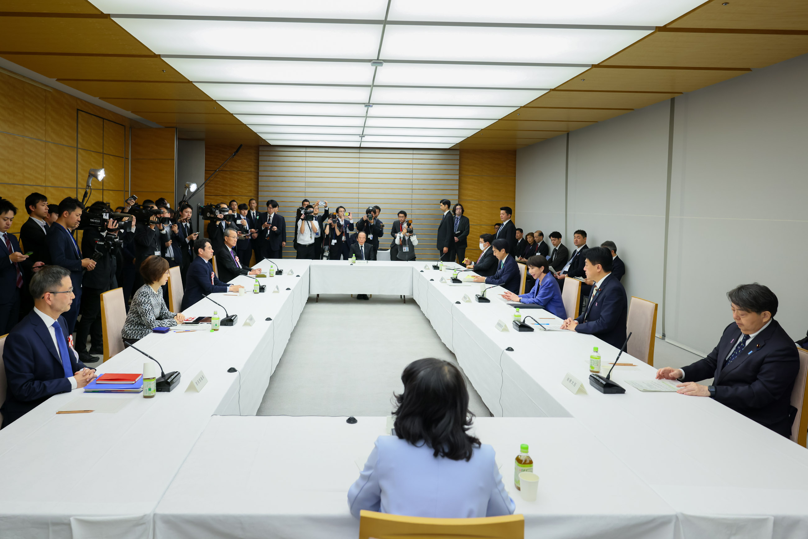 Prime Minister Takaichi wrapping up the meeting (3)