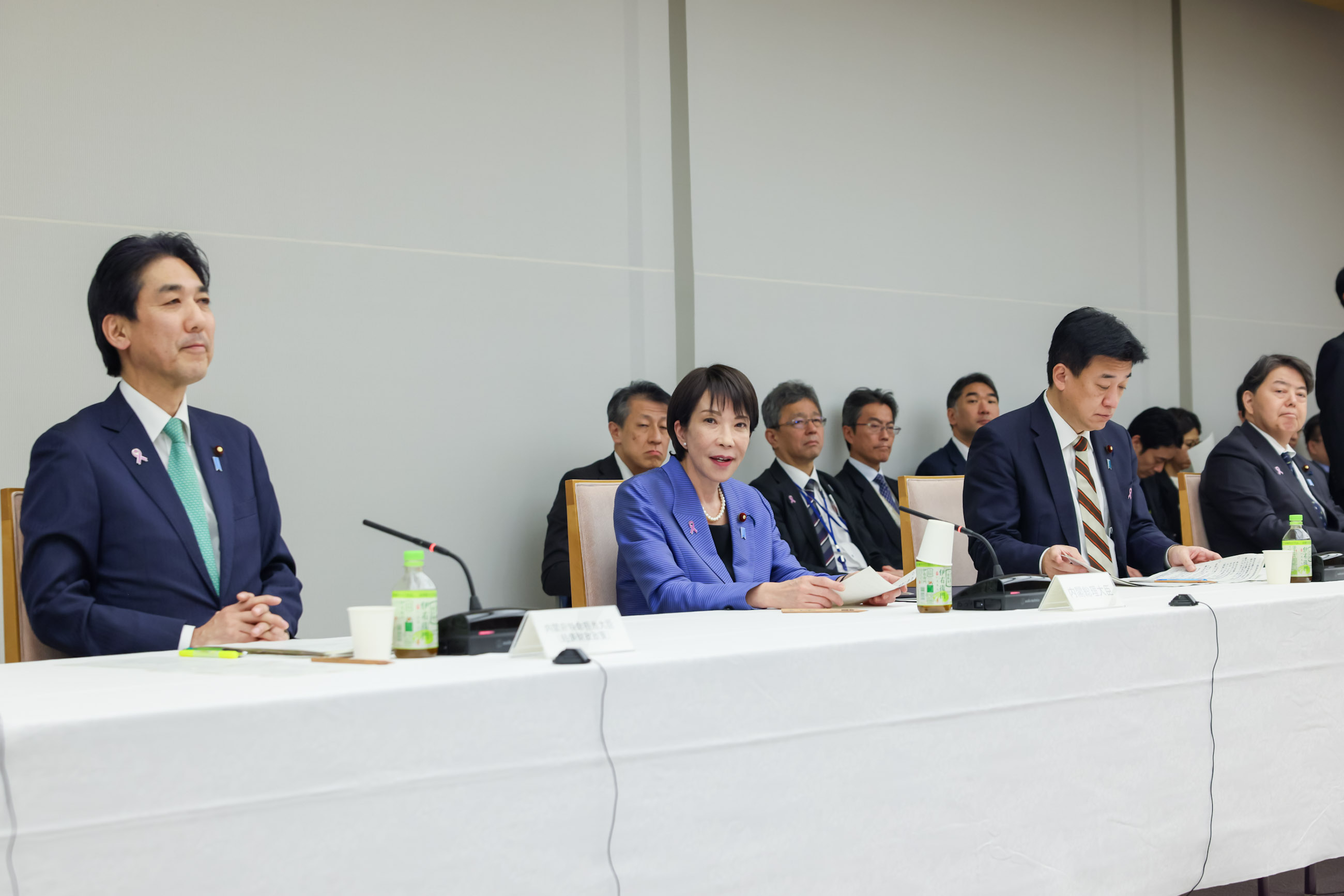 Prime Minister Takaichi wrapping up the meeting (6)